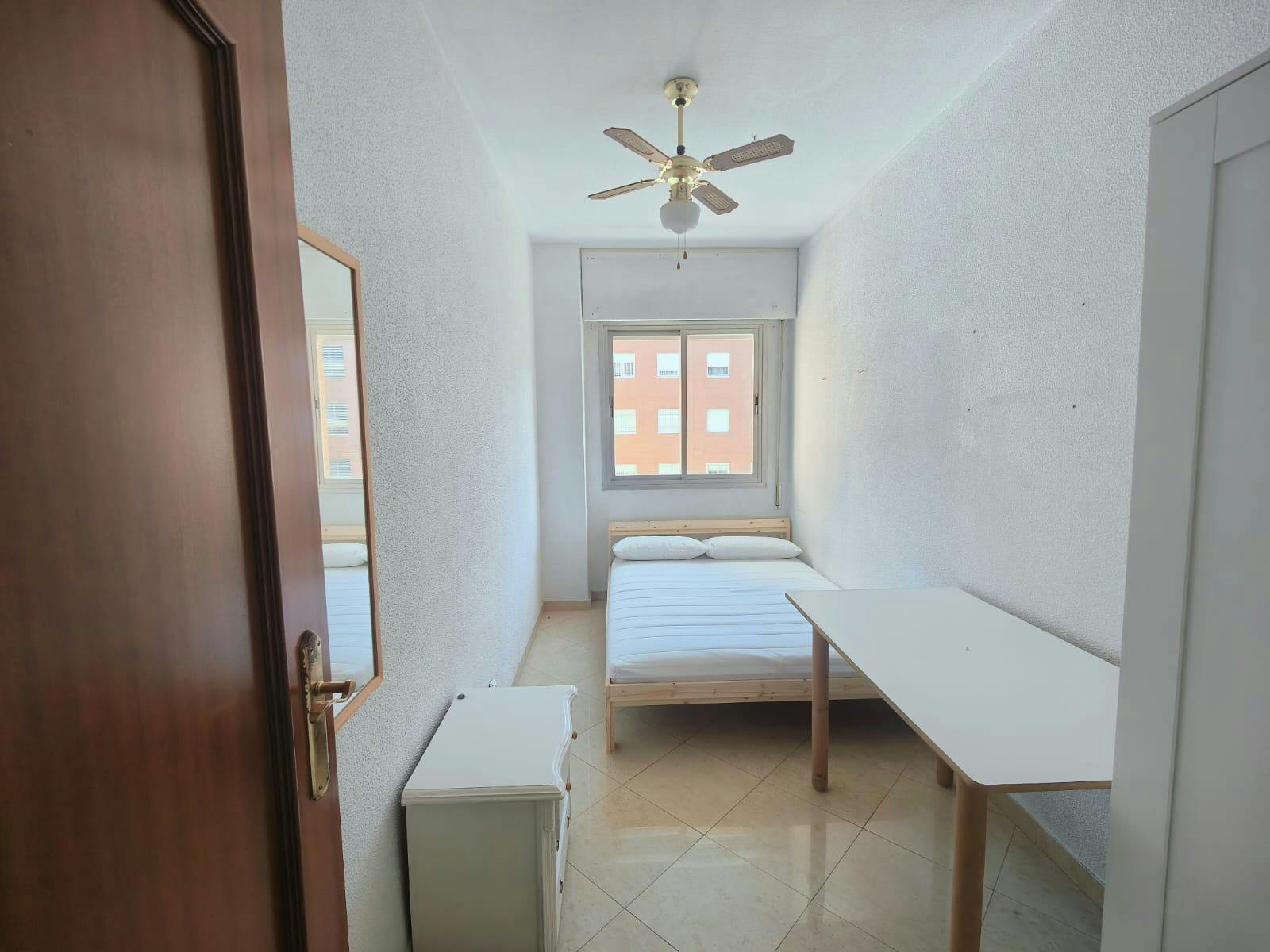 Habitación privada en alquiler por 350 € al mes en Sevilla, Calle Lyon