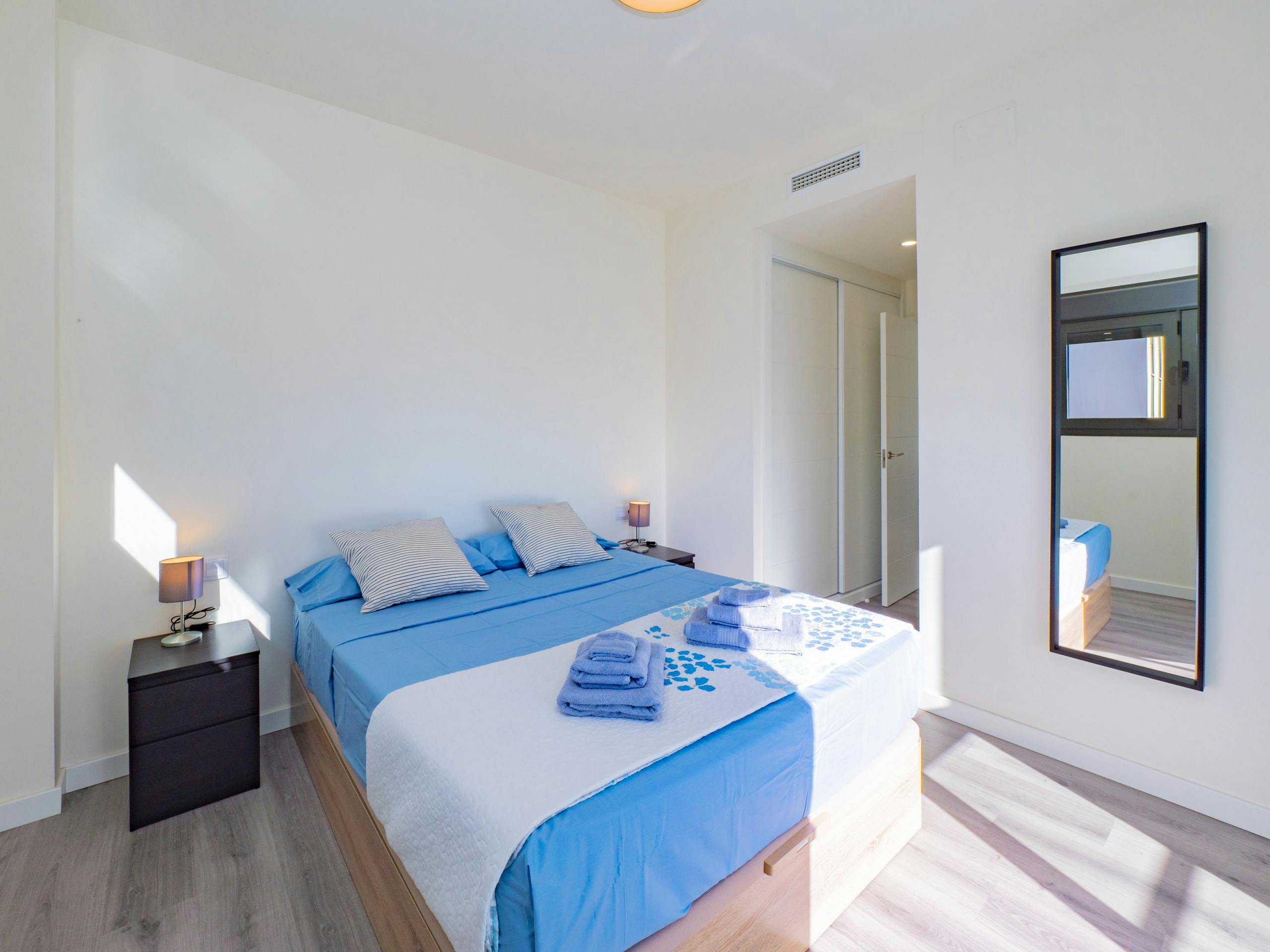 Apartment for rent for €9,999 per month in Málaga, Calle Francisco de Sarriá