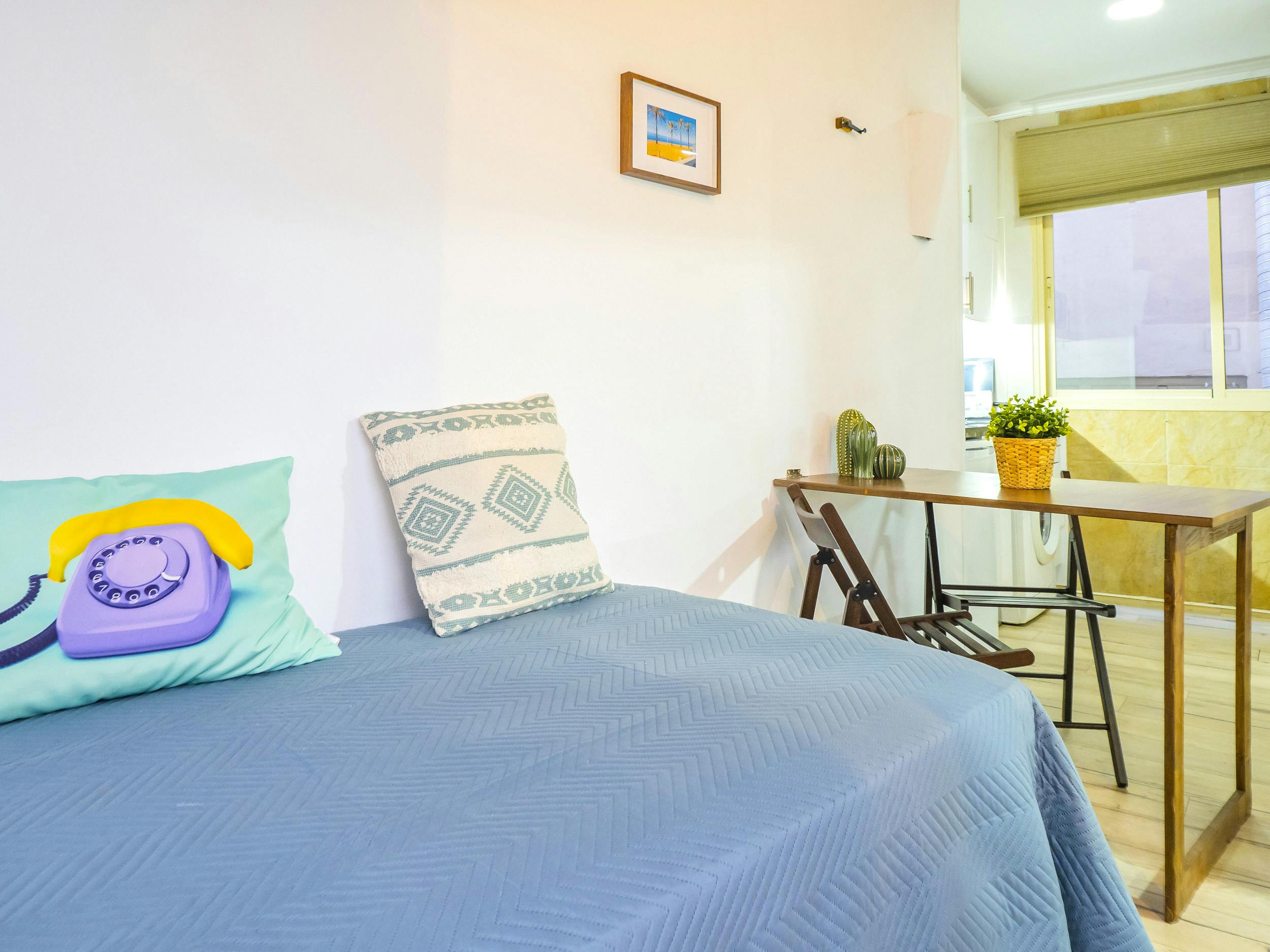 Studio for rent for €9,999 per month in Málaga, Calle Álamos