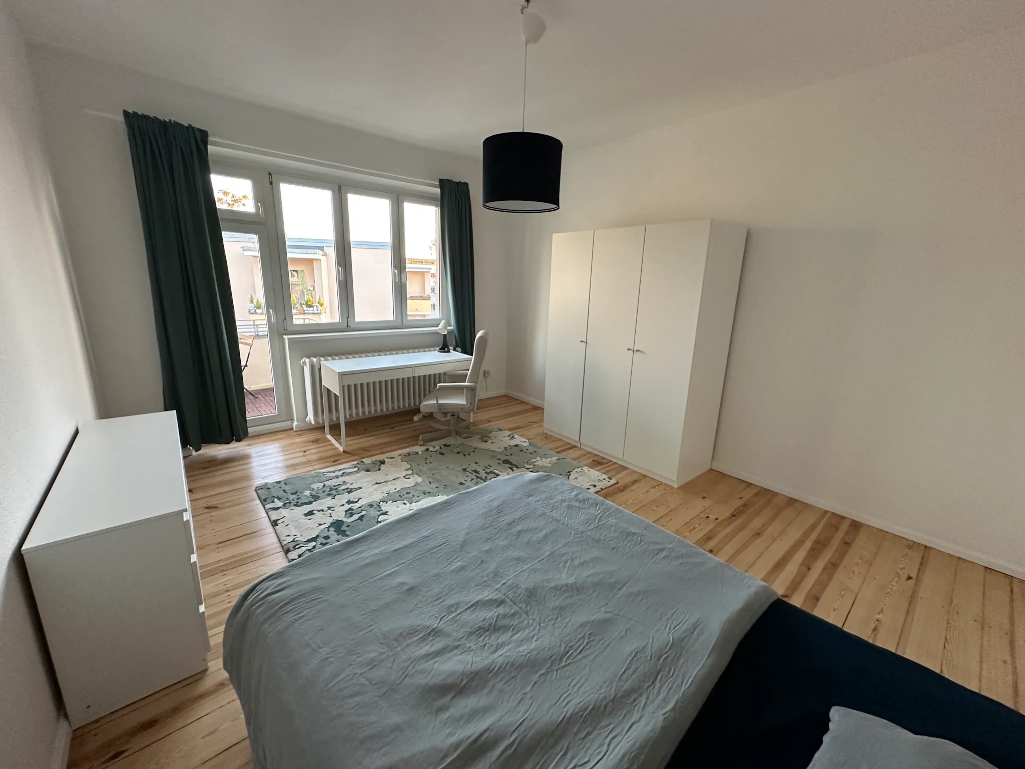 Unter den Eichen, Berlin preview