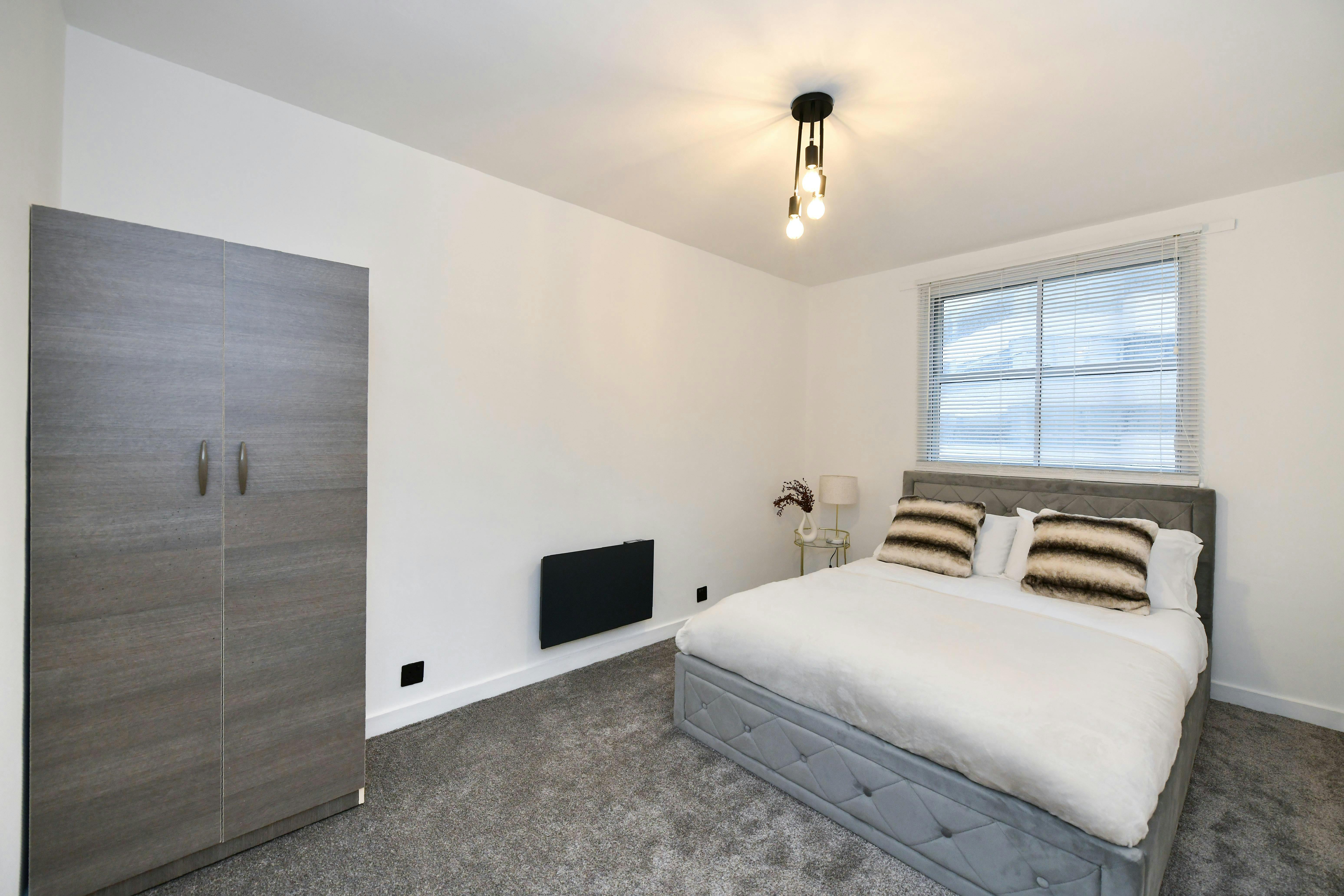 Квартира сдается в аренду за 3 238 € в месяц в Sunbury-on-Thames, Sunbury Cross Roundabout