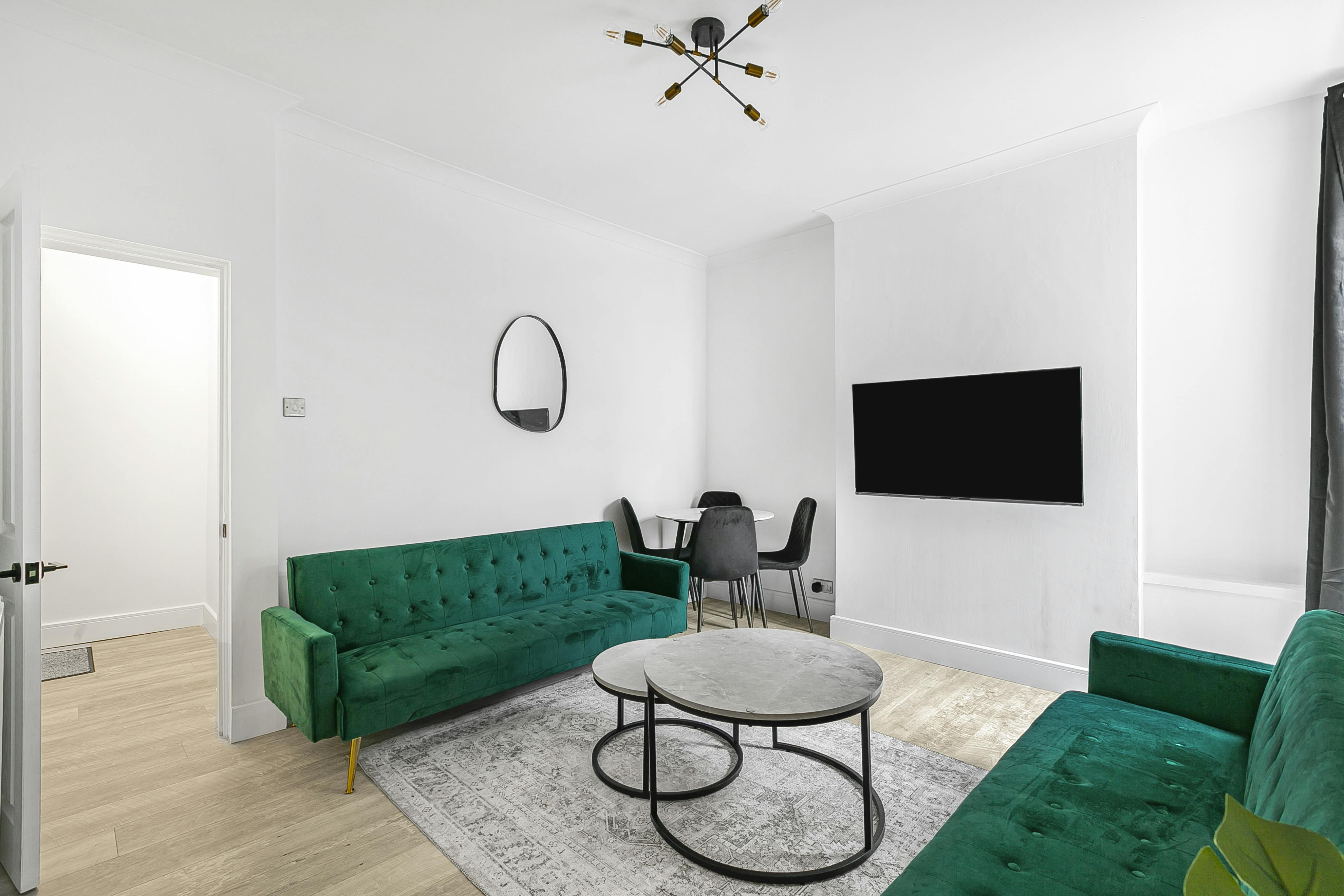 Apartment for rent for £2,500 per month in New Malden, Cambridge Road