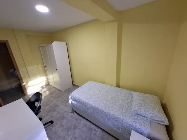 Private room in Calle de Membezar, Madrid (1593205) room image 1