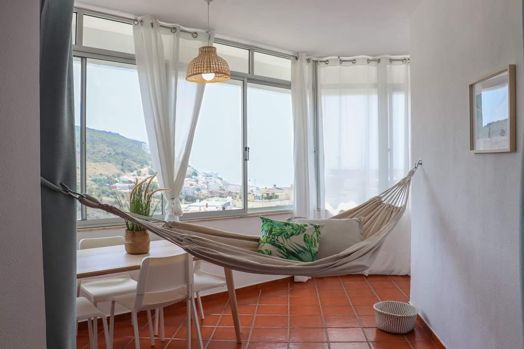 公寓 正在以 €950 的月租出租，其位于 Sesimbra, Rua Conselheiro Ramada Curto