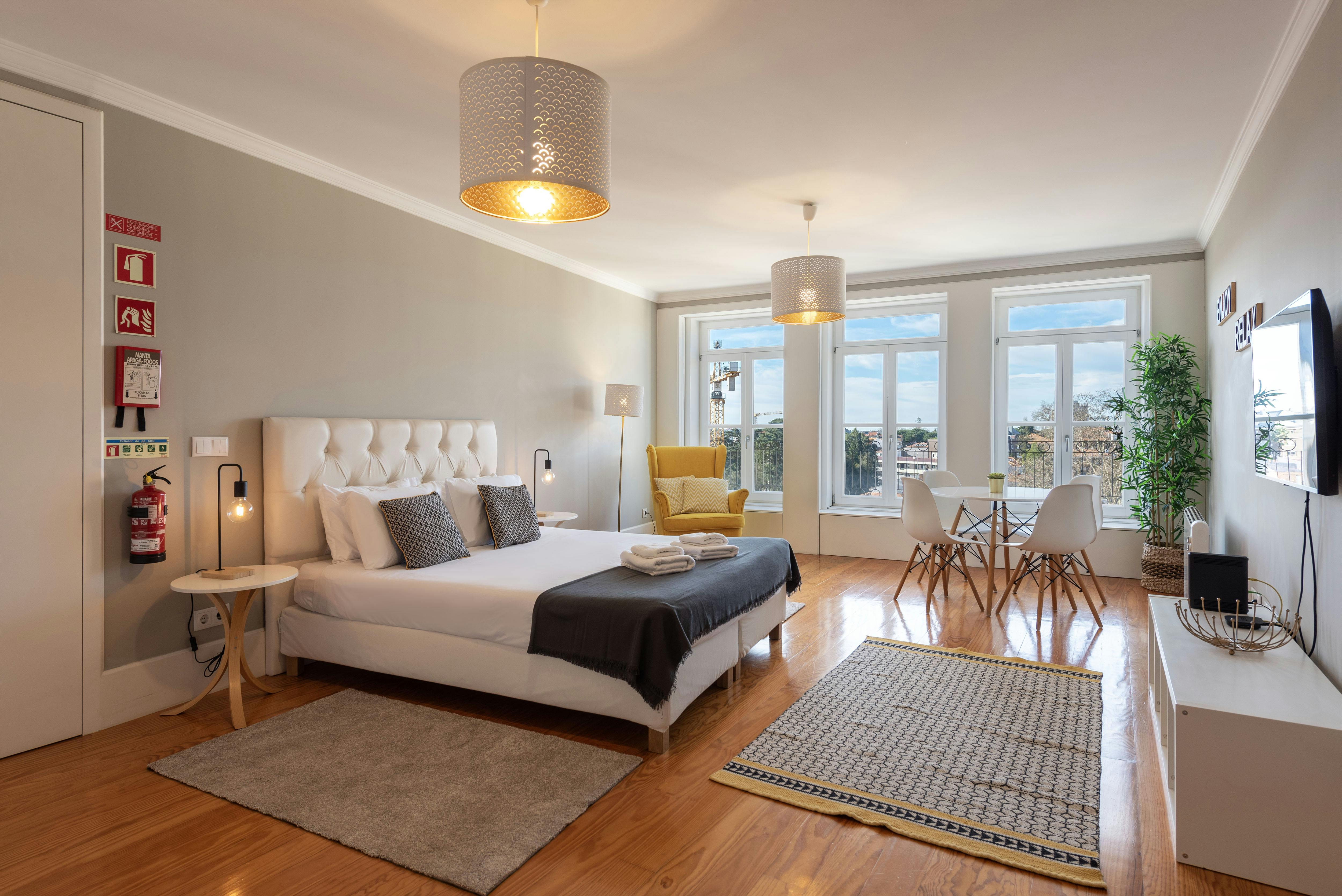 Studio for rent for €2,300 per month in Porto, Travessa do Carregal