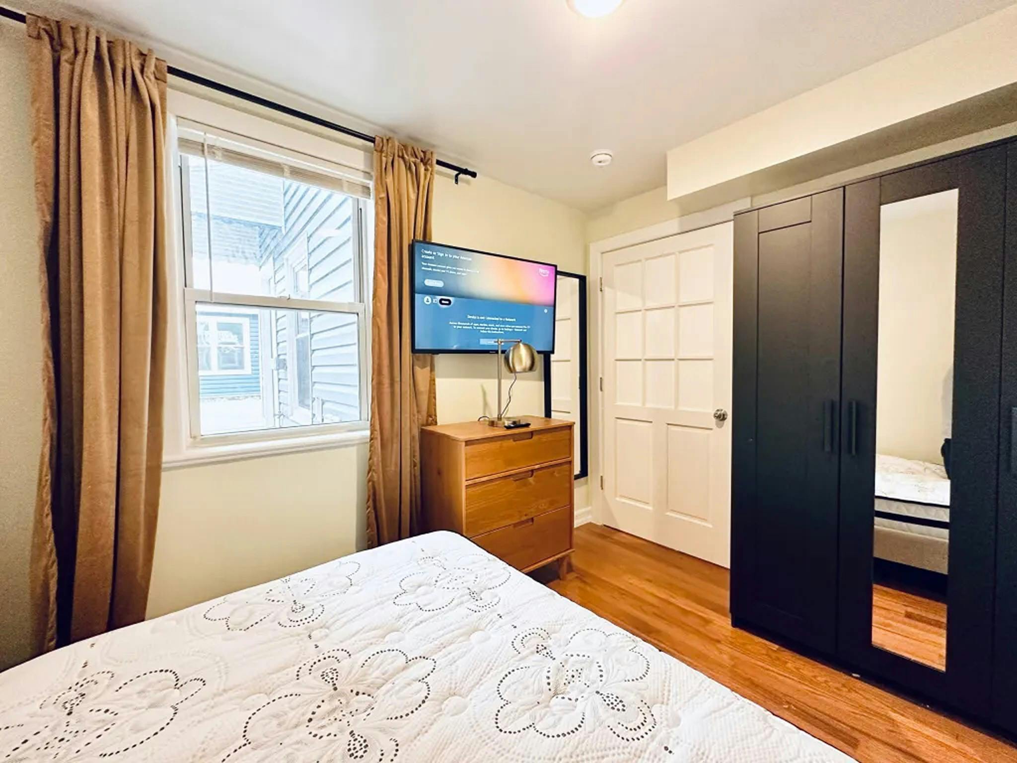 Private room for rent for $1,200 per month in Queens County, 39th Avenue