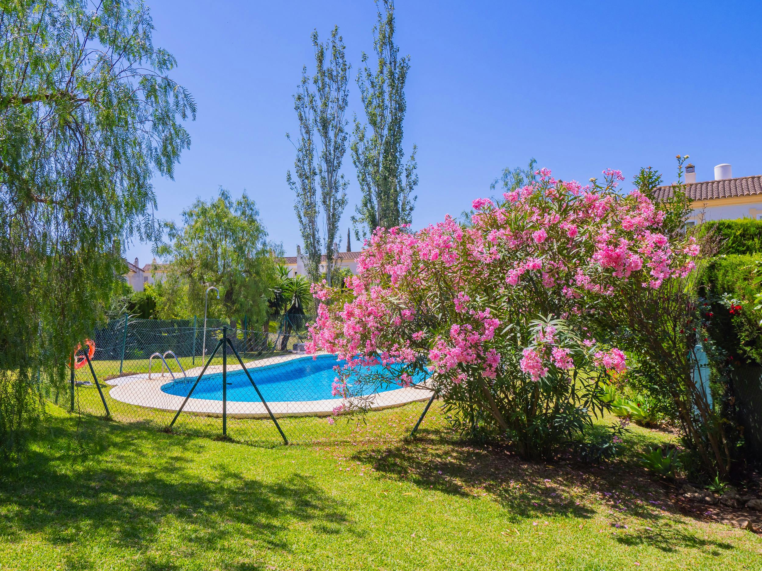House for rent for €9,999 per month in Las Lagunas de Mijas, Urbanización la Sierrezuela