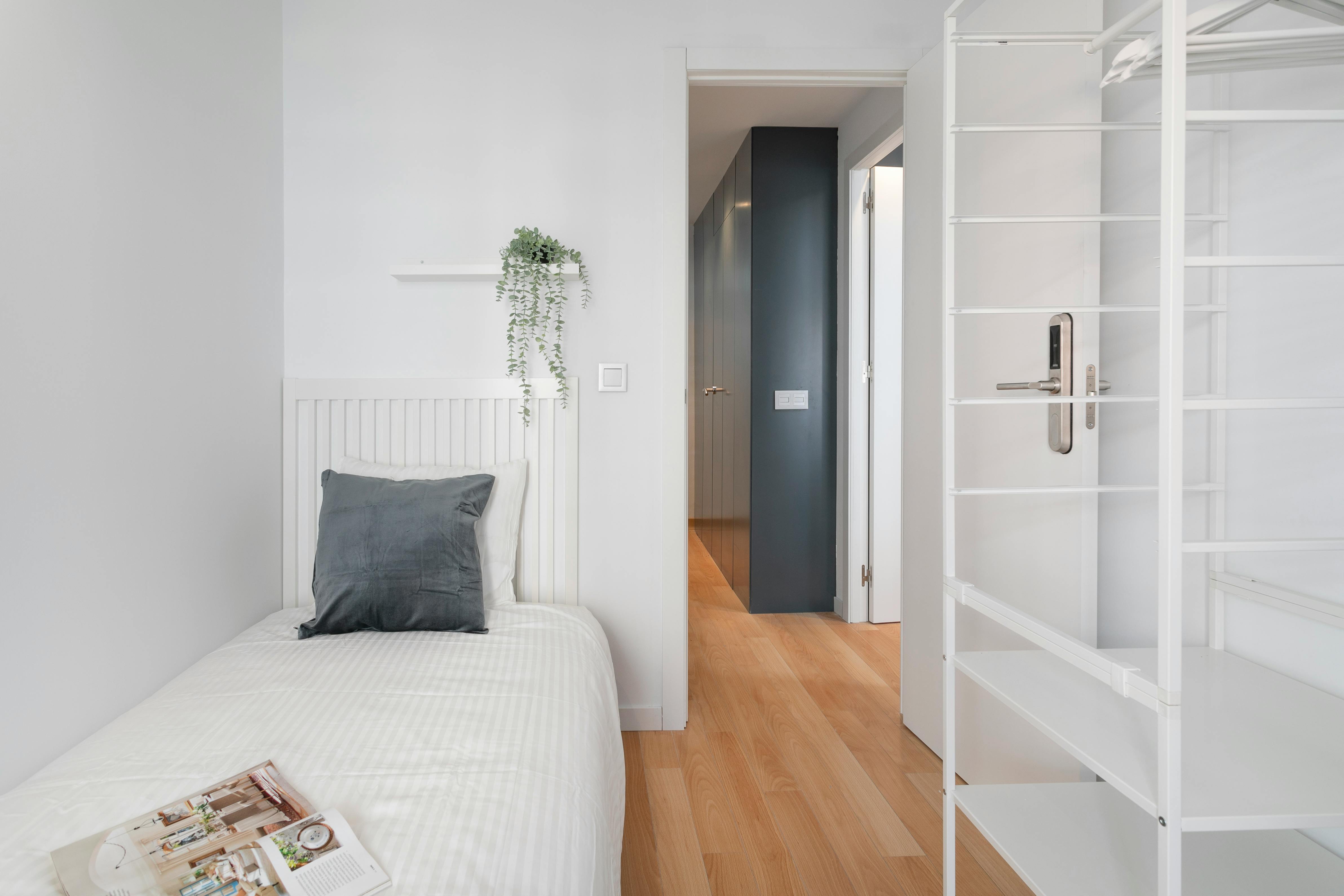 Apartment Alicante (Alacant), 1 bed, 6m² — photo 2