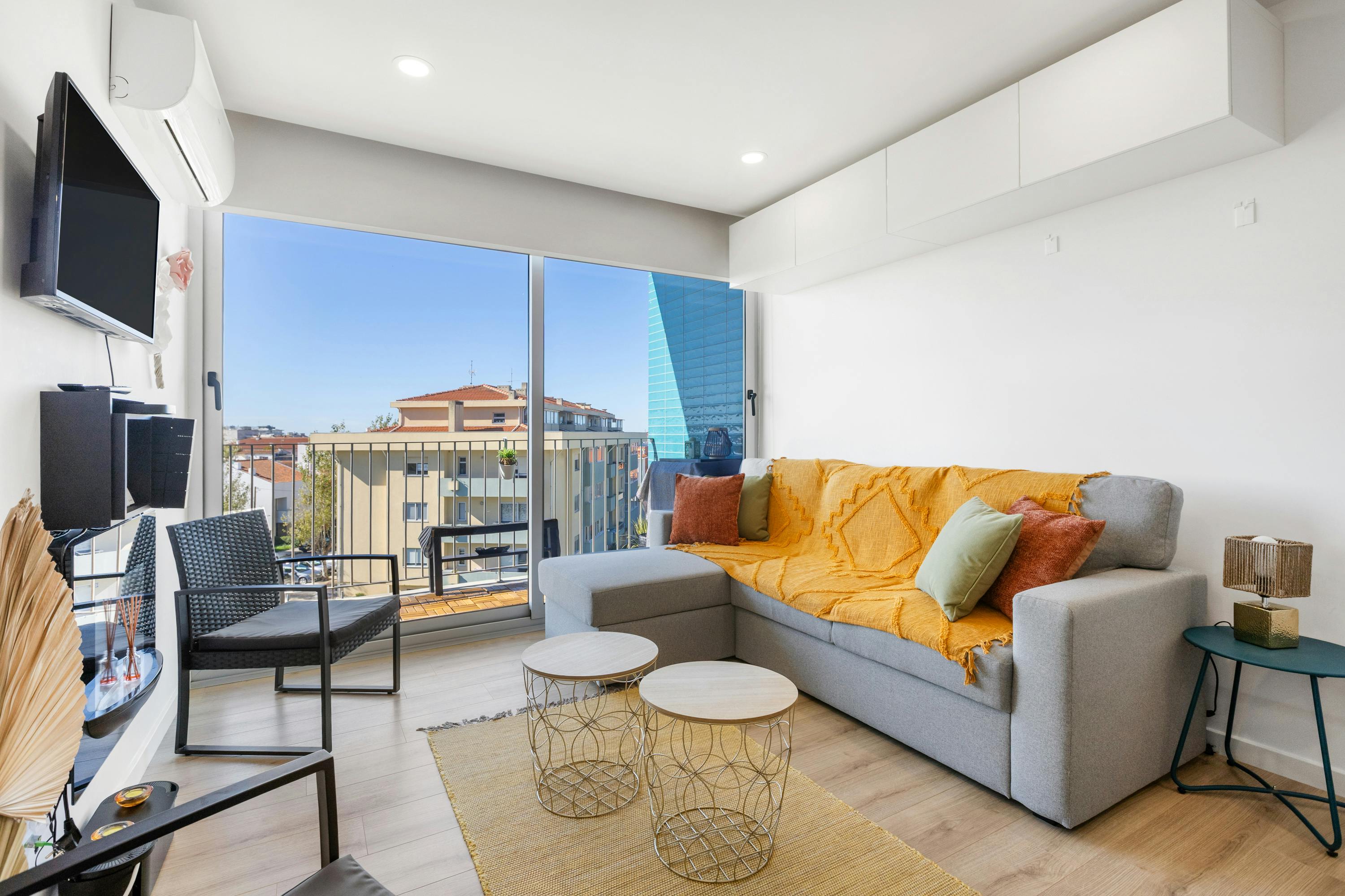 Apartment for rent for €10,000 per month in Espinho, Avenida 32