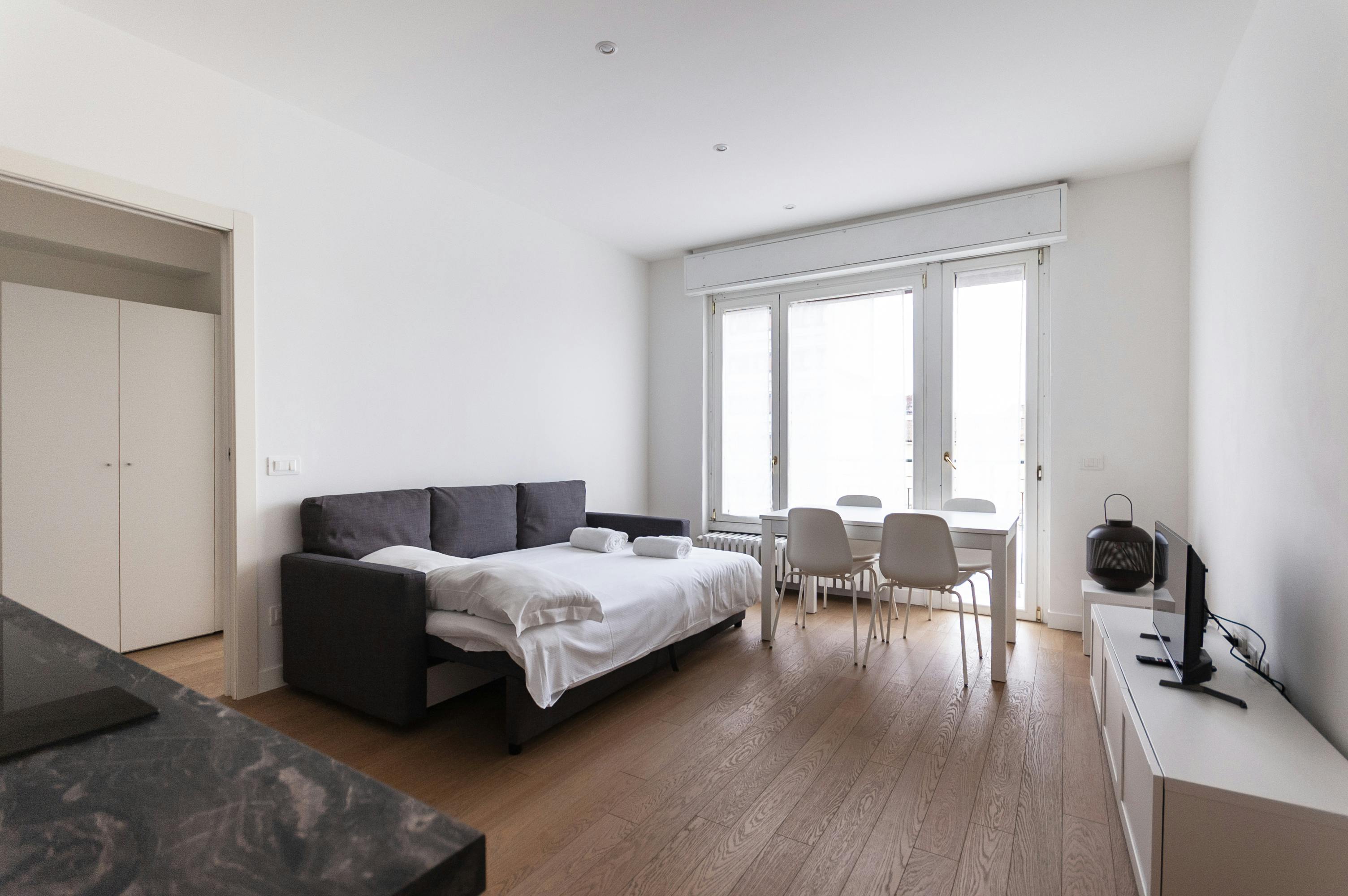 Apartment for rent for €2,360 per month in Milan, Via Melchiorre Gioia