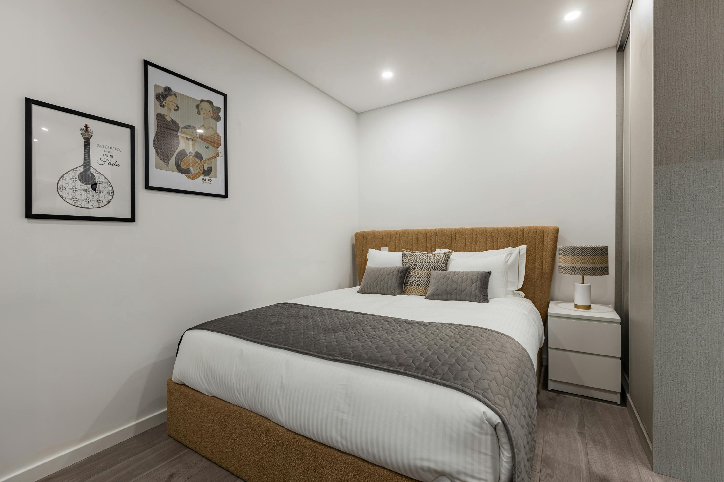 Studio for rent for €2,780 per month in Porto, Rua Engenheiro António de Almeida