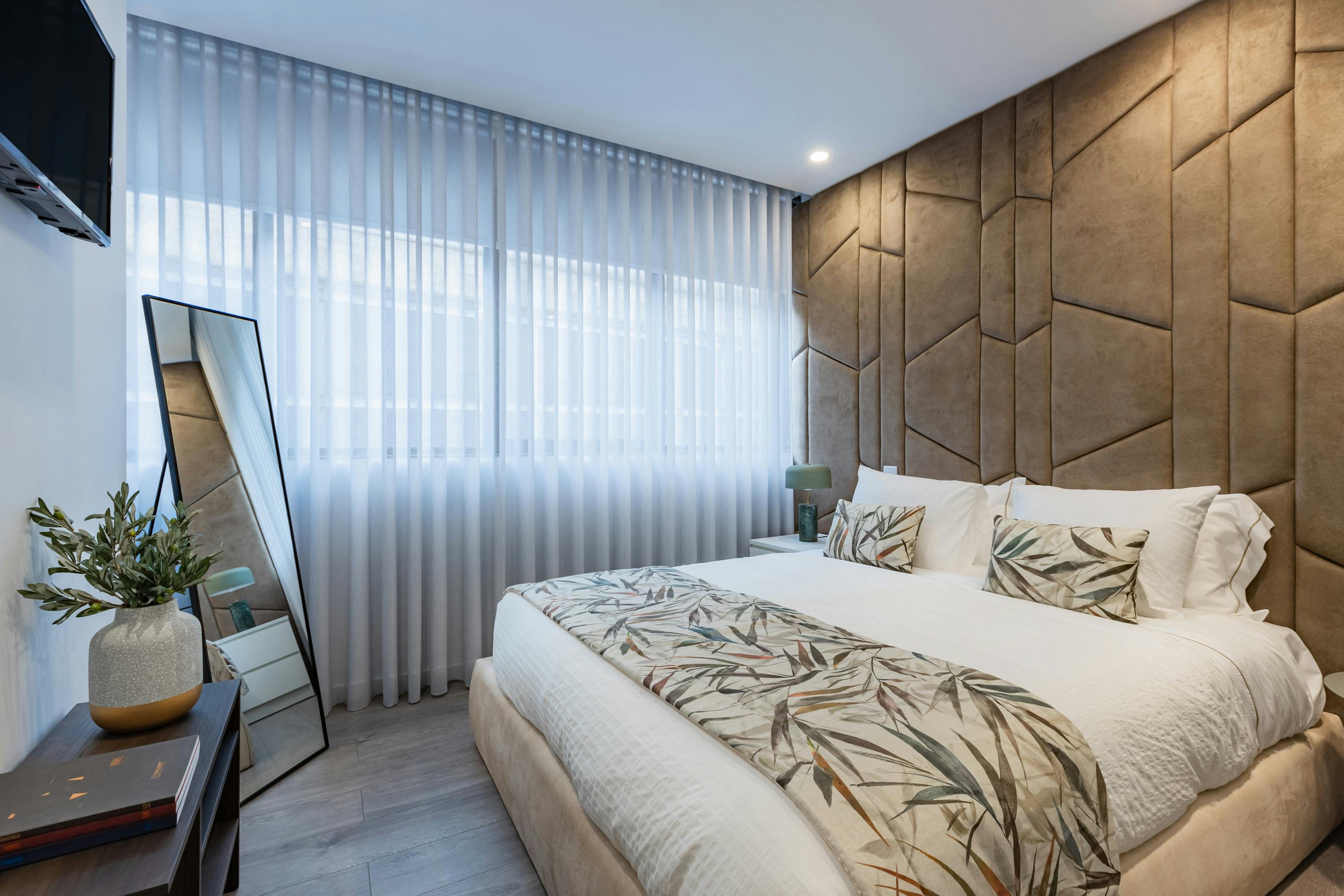 Studio for rent for €2,780 per month in Porto, Rua Engenheiro António de Almeida