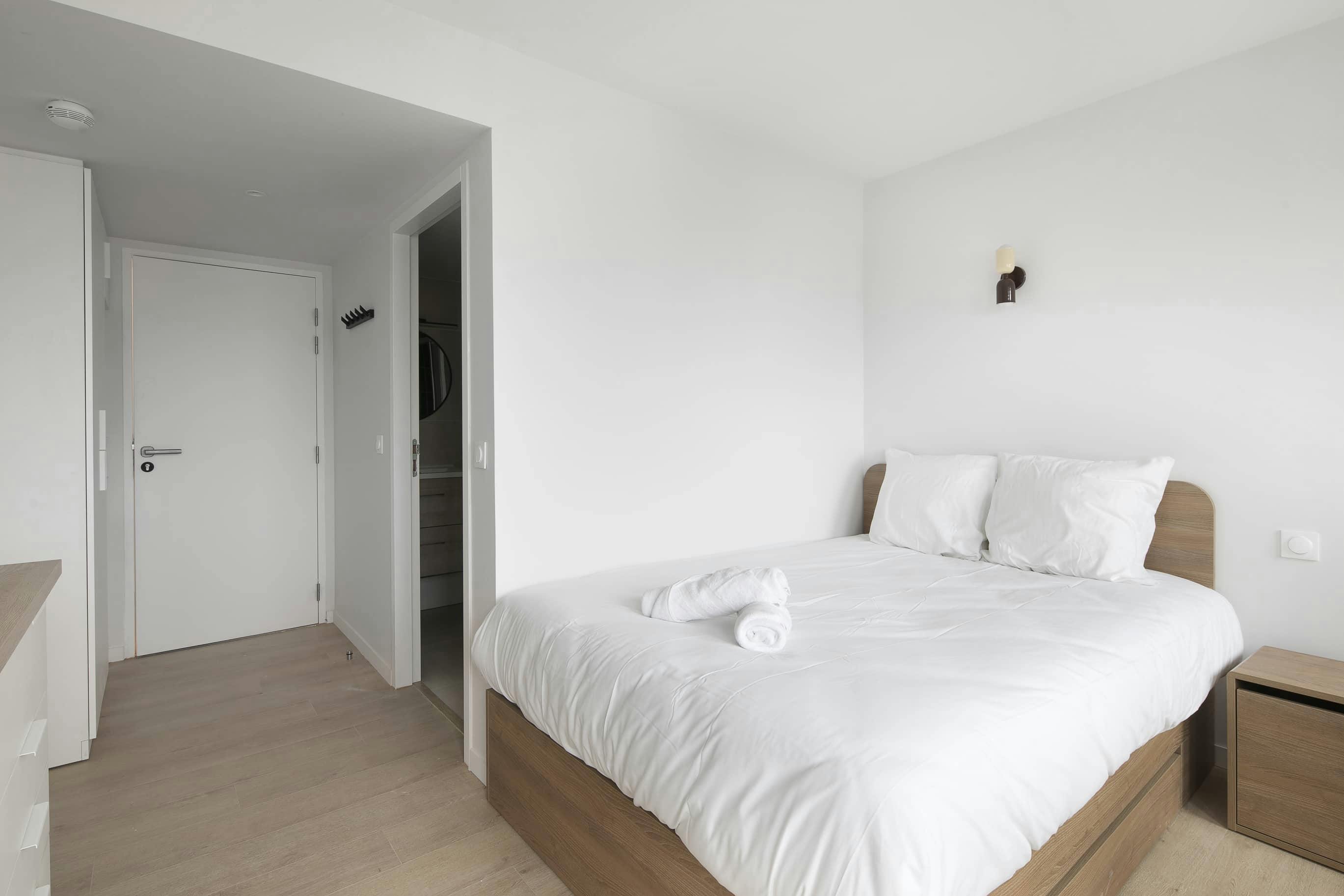 Private room for rent for €1,690 per month in Paris, Rue Cambronne