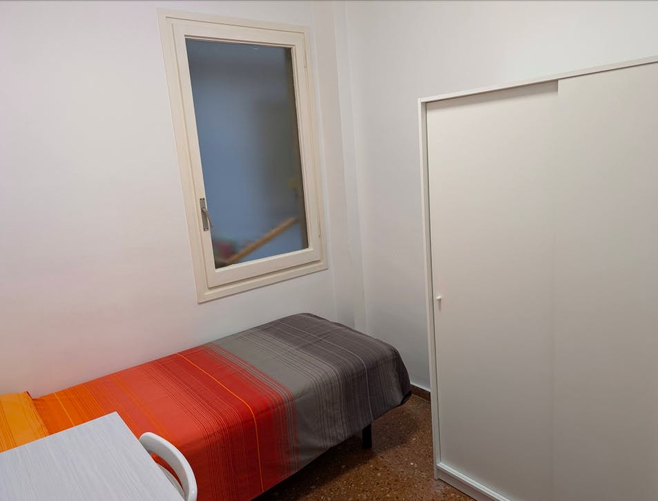 Private room for rent for €395 per month in Barcelona, Carrer de Josep Estivill
