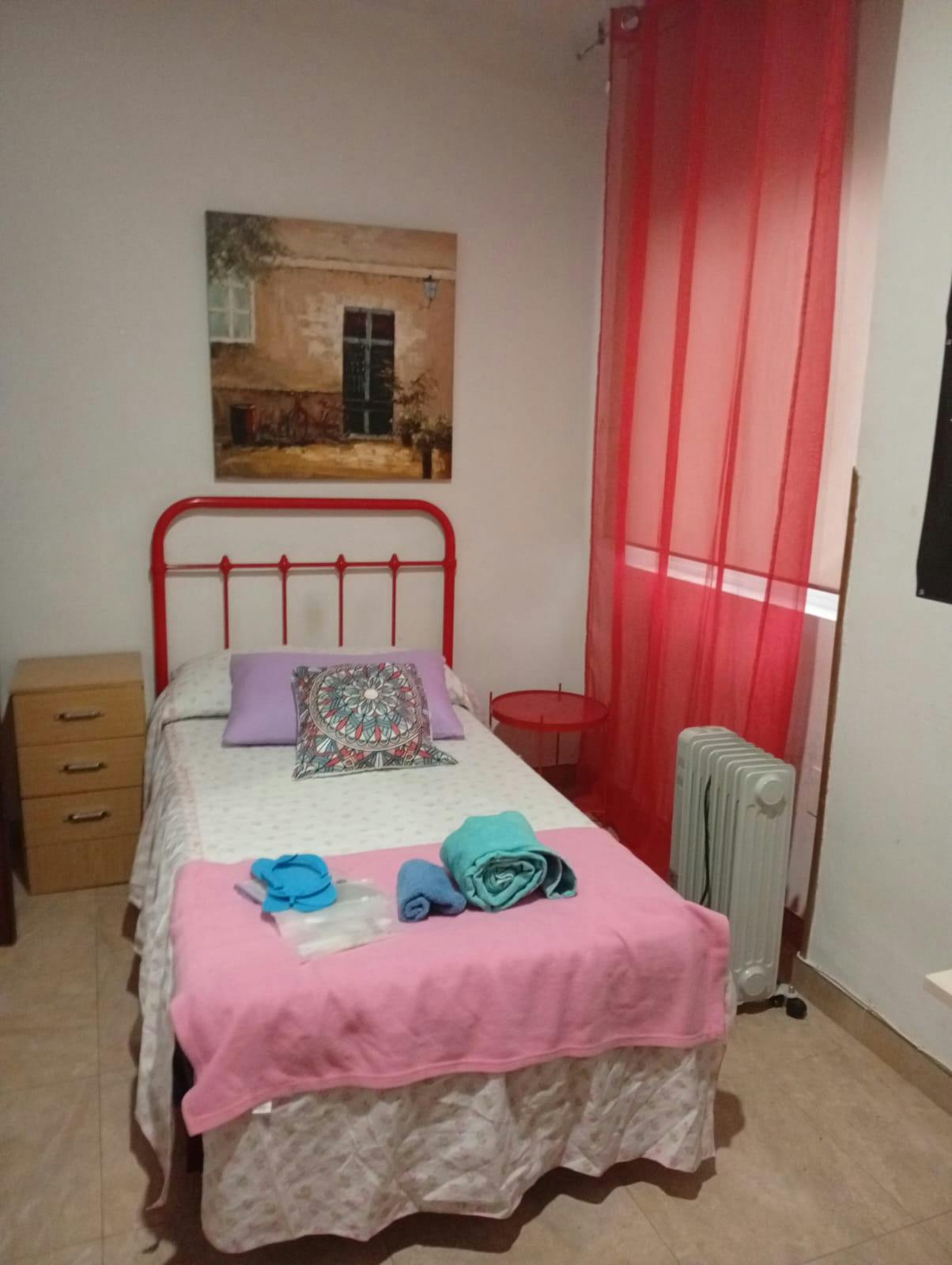 私人房间 正在以 €290 的月租出租，其位于 Jaén, Calle Sagrada Familia