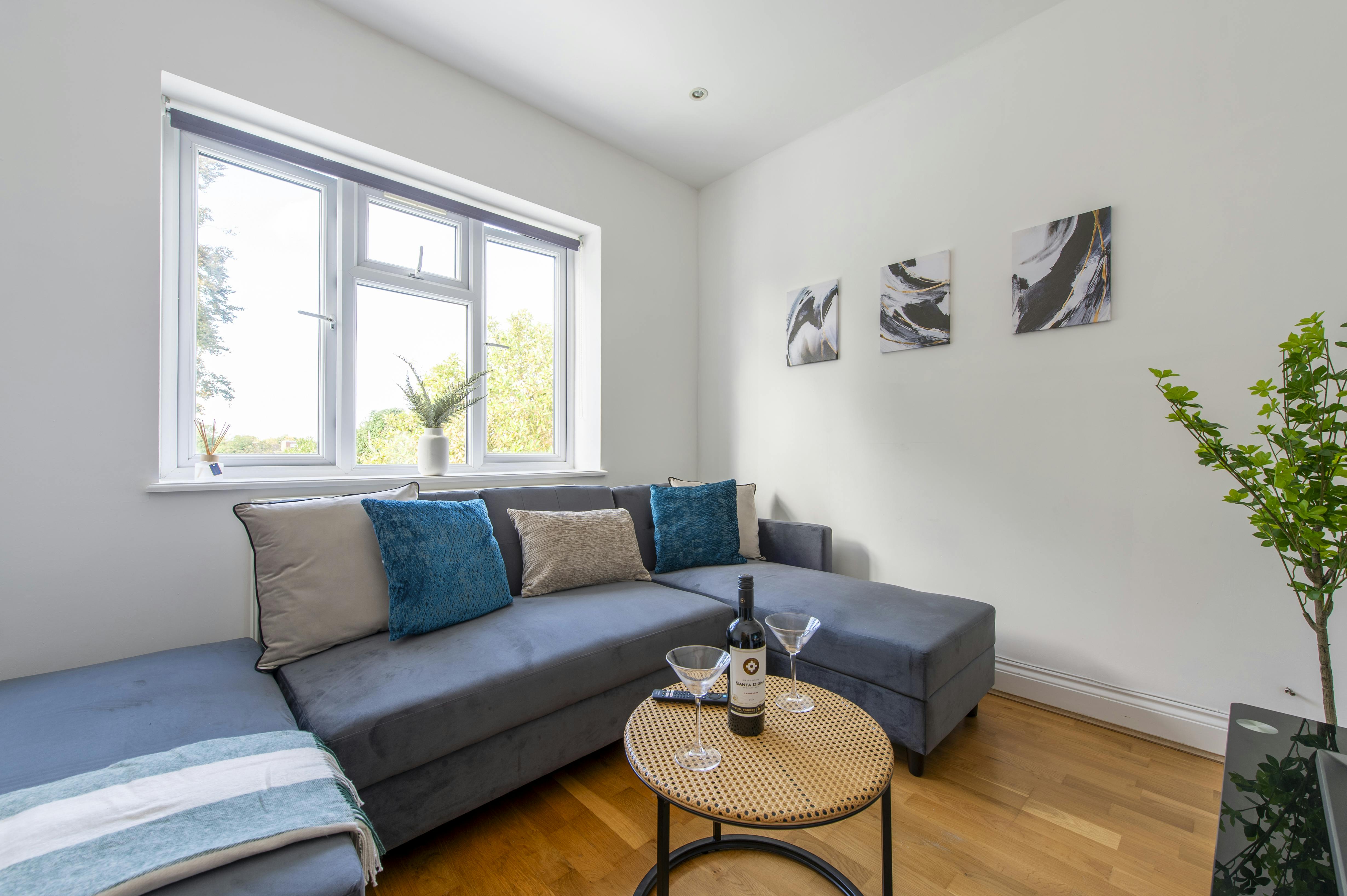 Apartment for rent for £4,400 per month in London, Gunnersbury Avenue