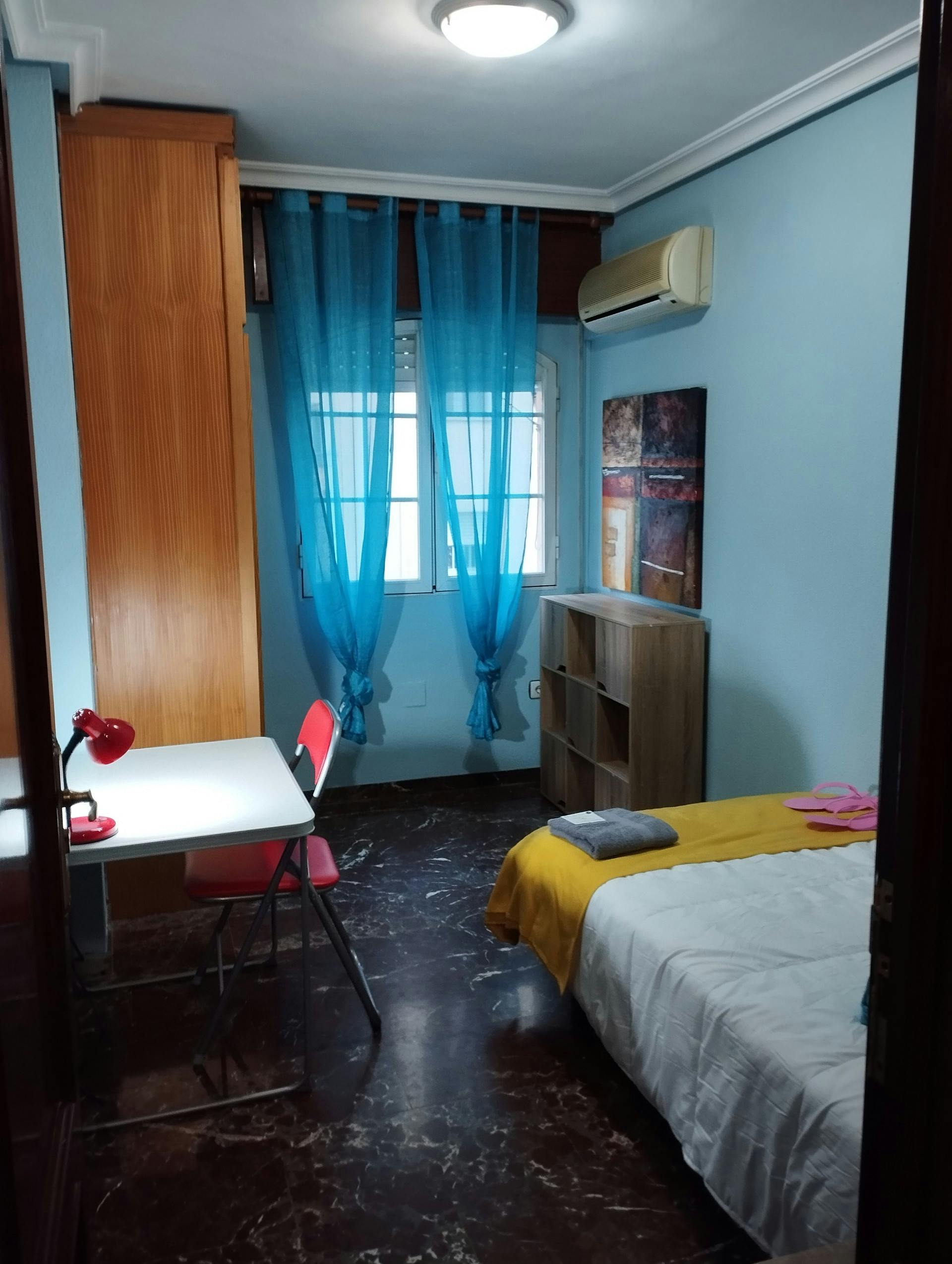 Private room for rent for €363 per month in Jaén, Avenida de Madrid