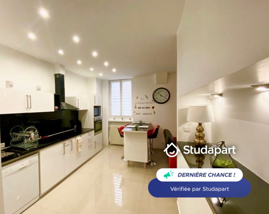 Apartment for rent for €650 per month in Saint-Étienne, Place Waldeck Rousseau