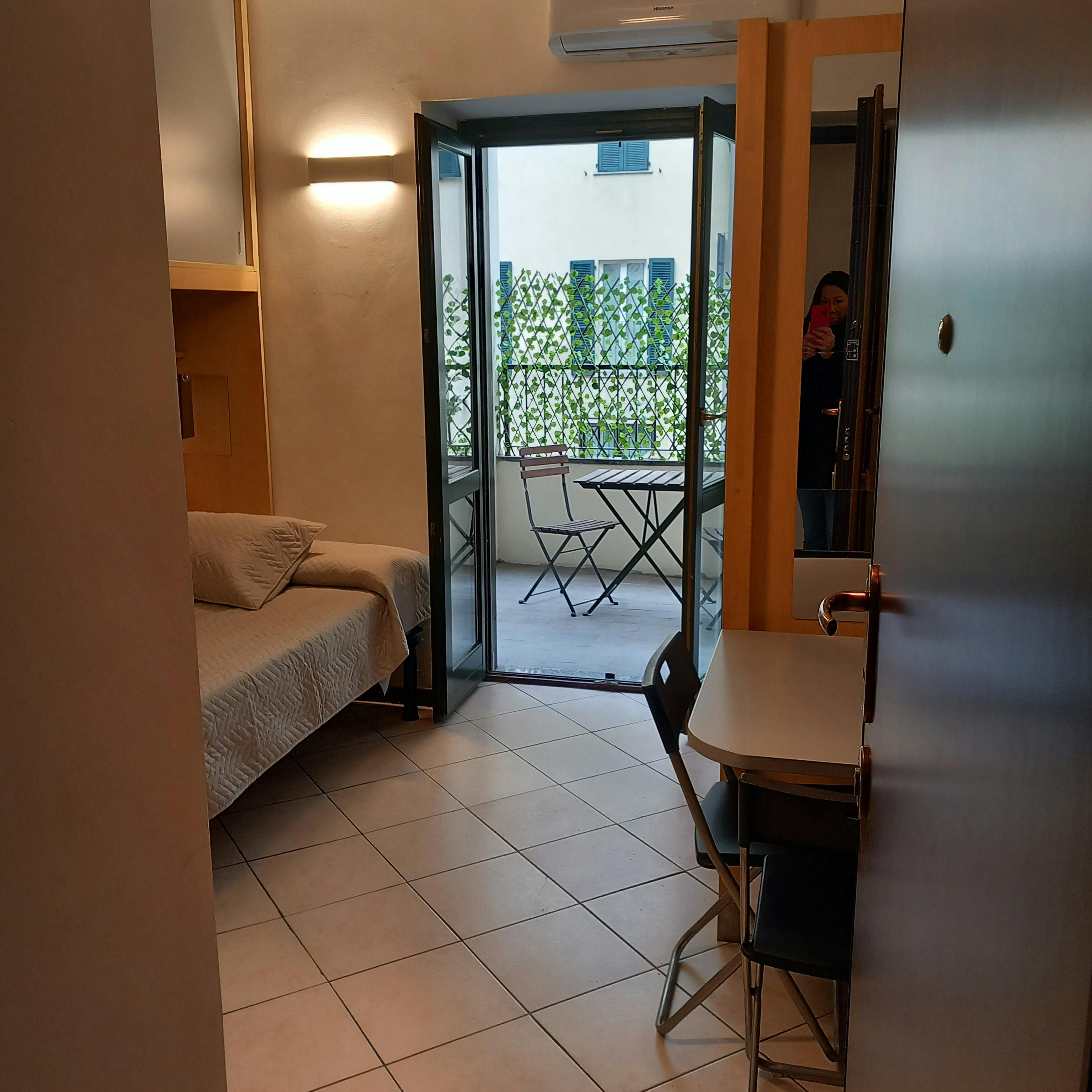 Studio for rent for €980 per month in Milan, Via Cicco Simonetta