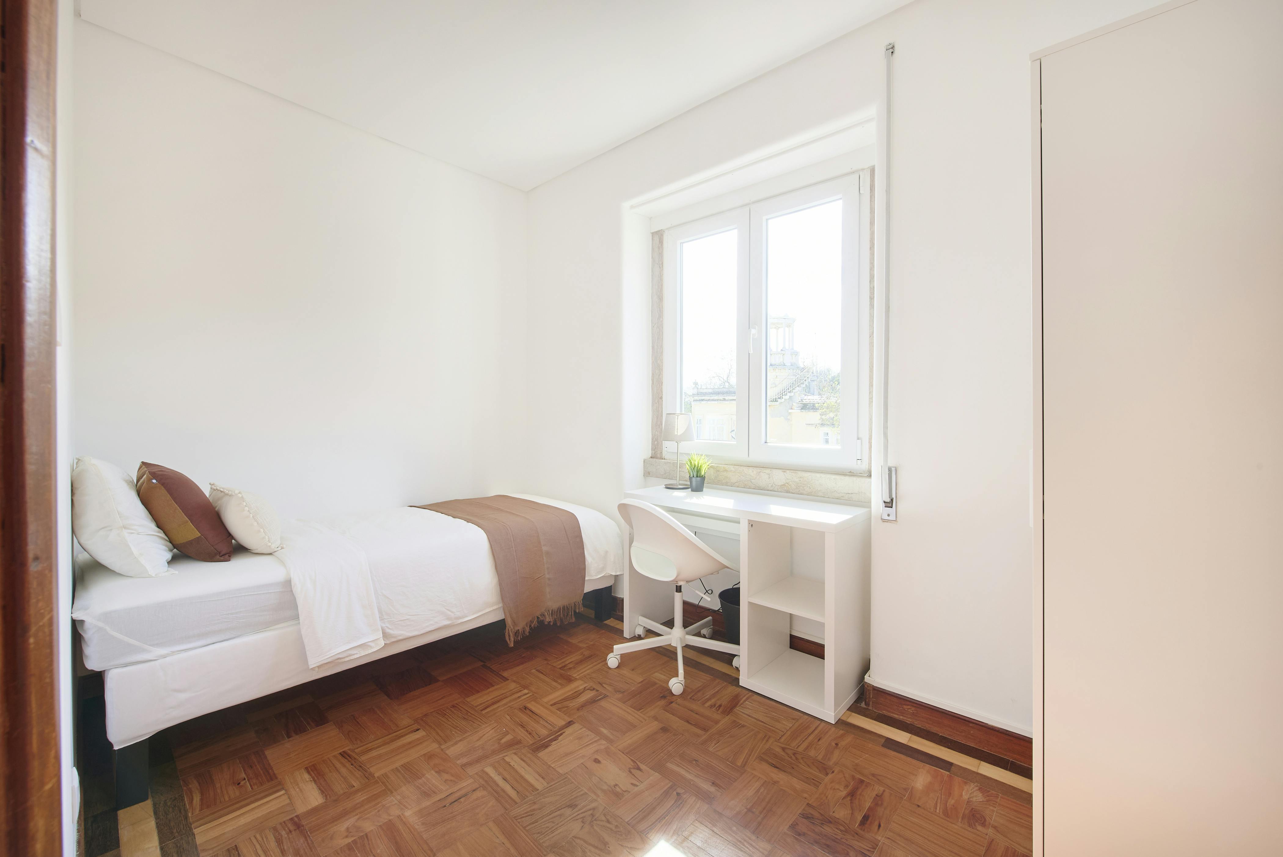 Private room for rent for €599 per month in Lisbon, Rua Fialho de Almeida