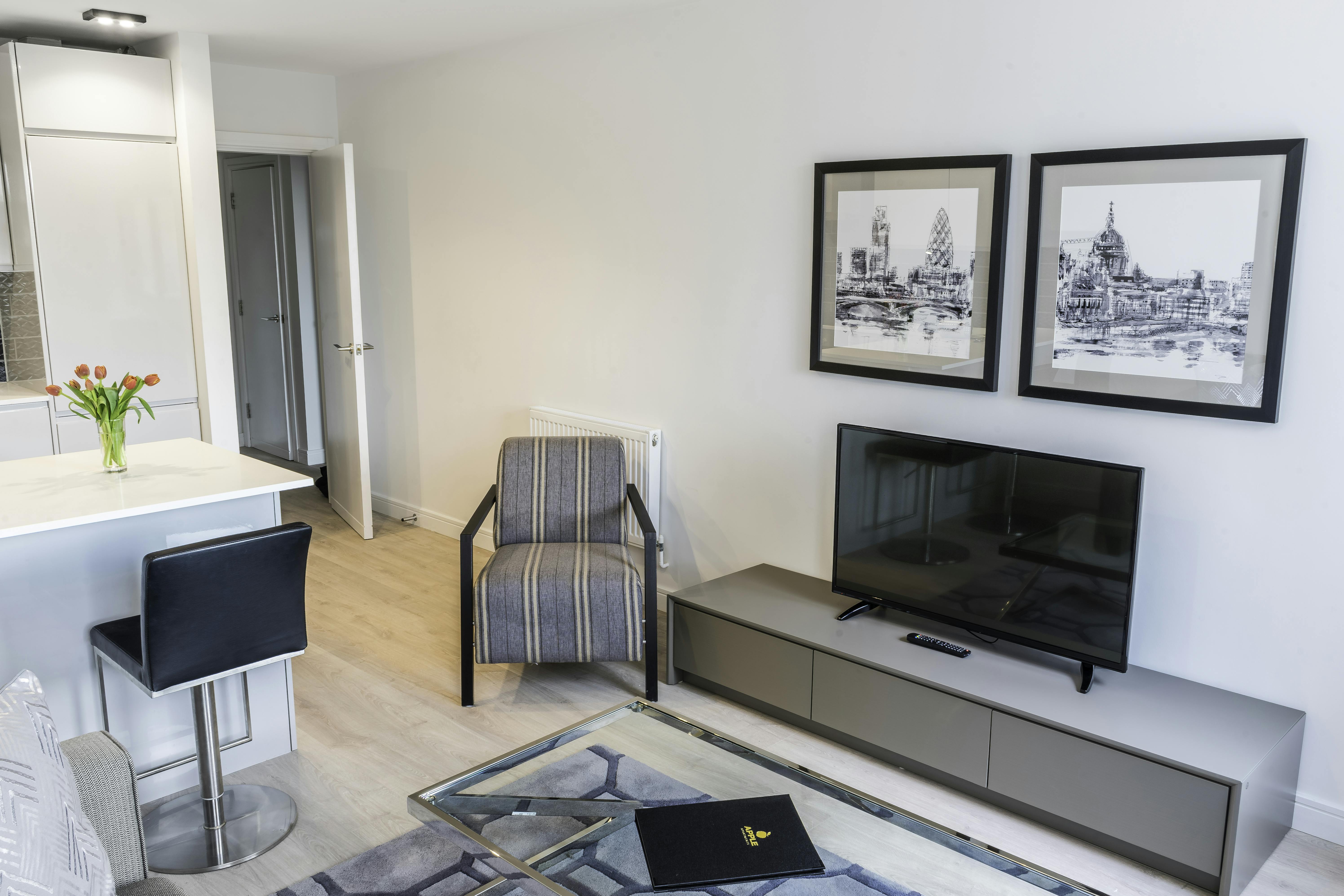 Apartment for rent for €4,610 per month in London, Bromehead Street