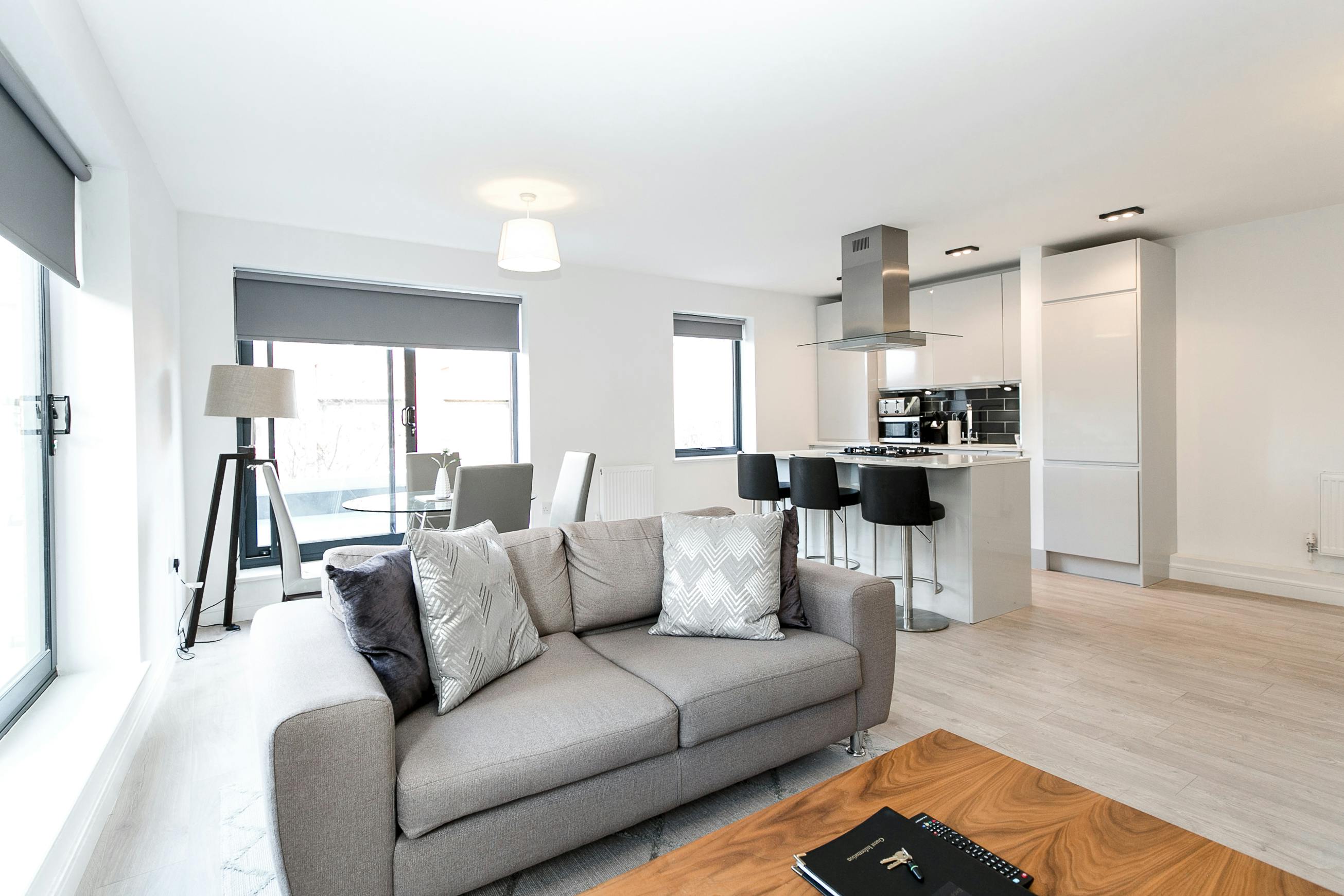 Apartment for rent for £4,050 per month in London, Bromehead Street