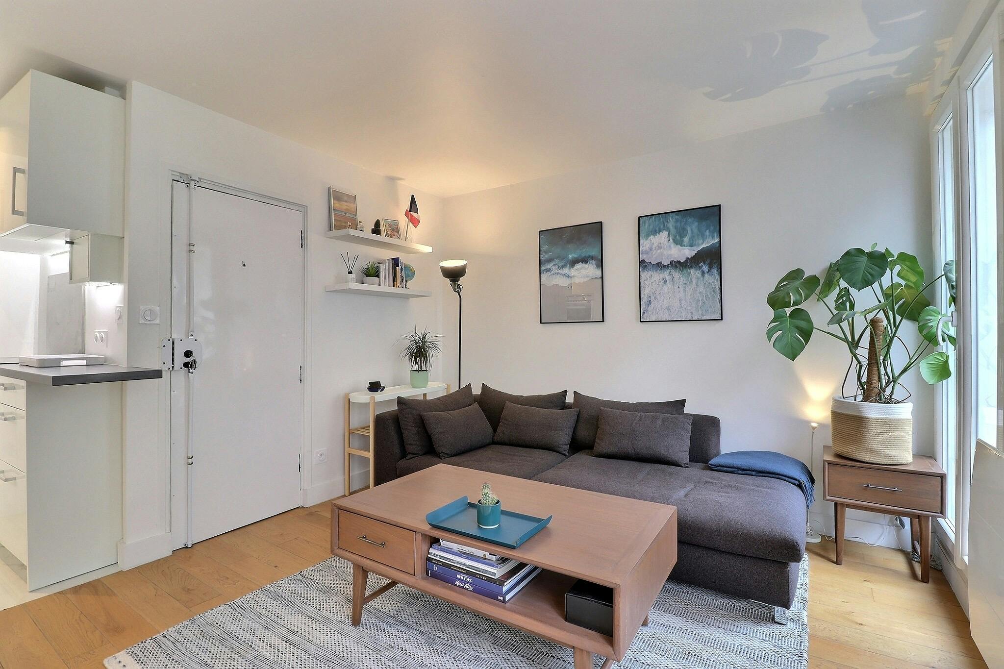 Apartment for rent for €2,033 per month in Paris, Rue de Sèvres