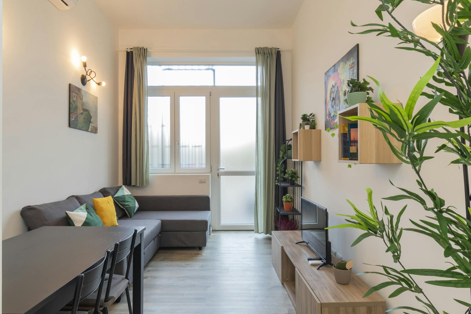 Apartment for rent for €2,000 per month in Milan, Via Gallura