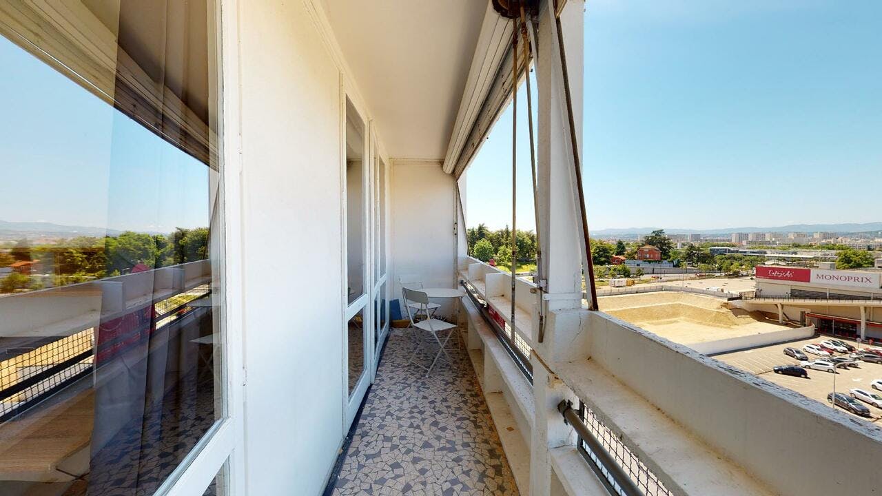 Apartment in Bron, Essarts - More