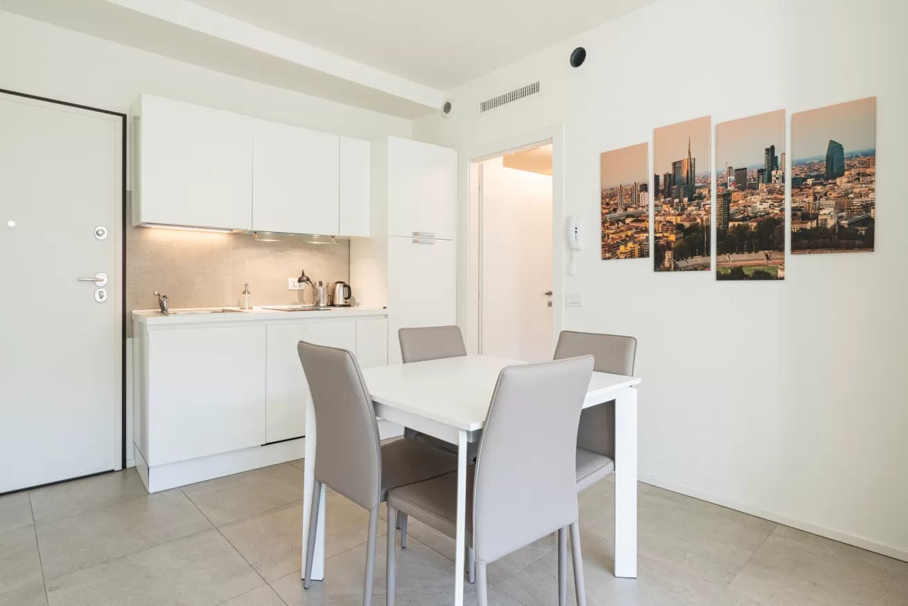 Building for rent for €2,400 per month in Milan, Via Ippolito Rosellini