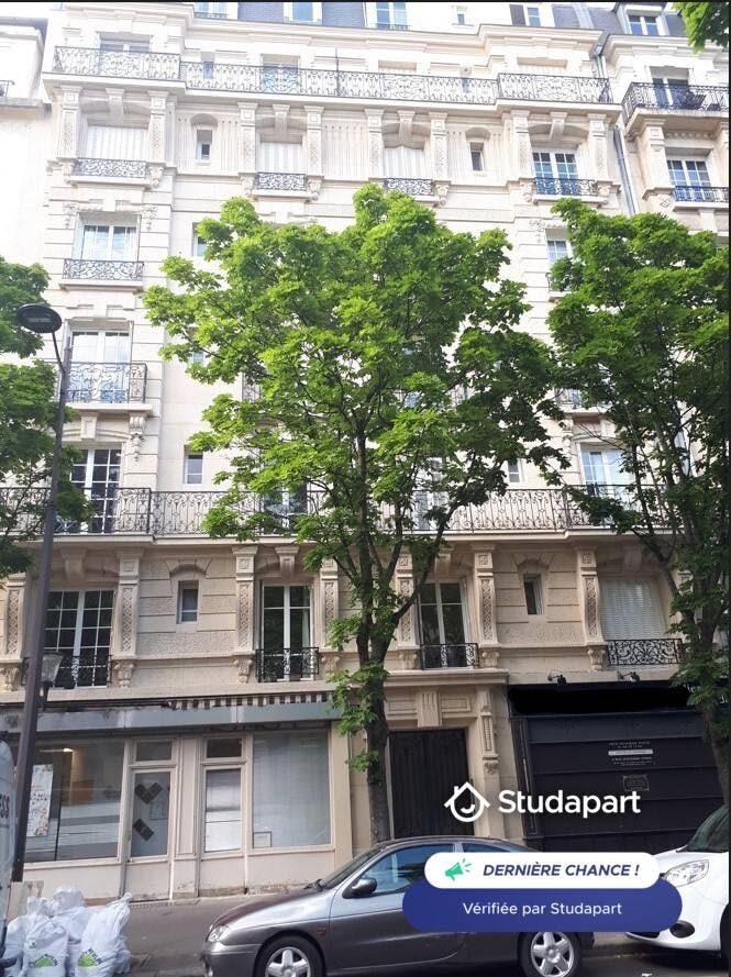 Apartment for rent for €2,240 per month in Paris, Rue Fagon