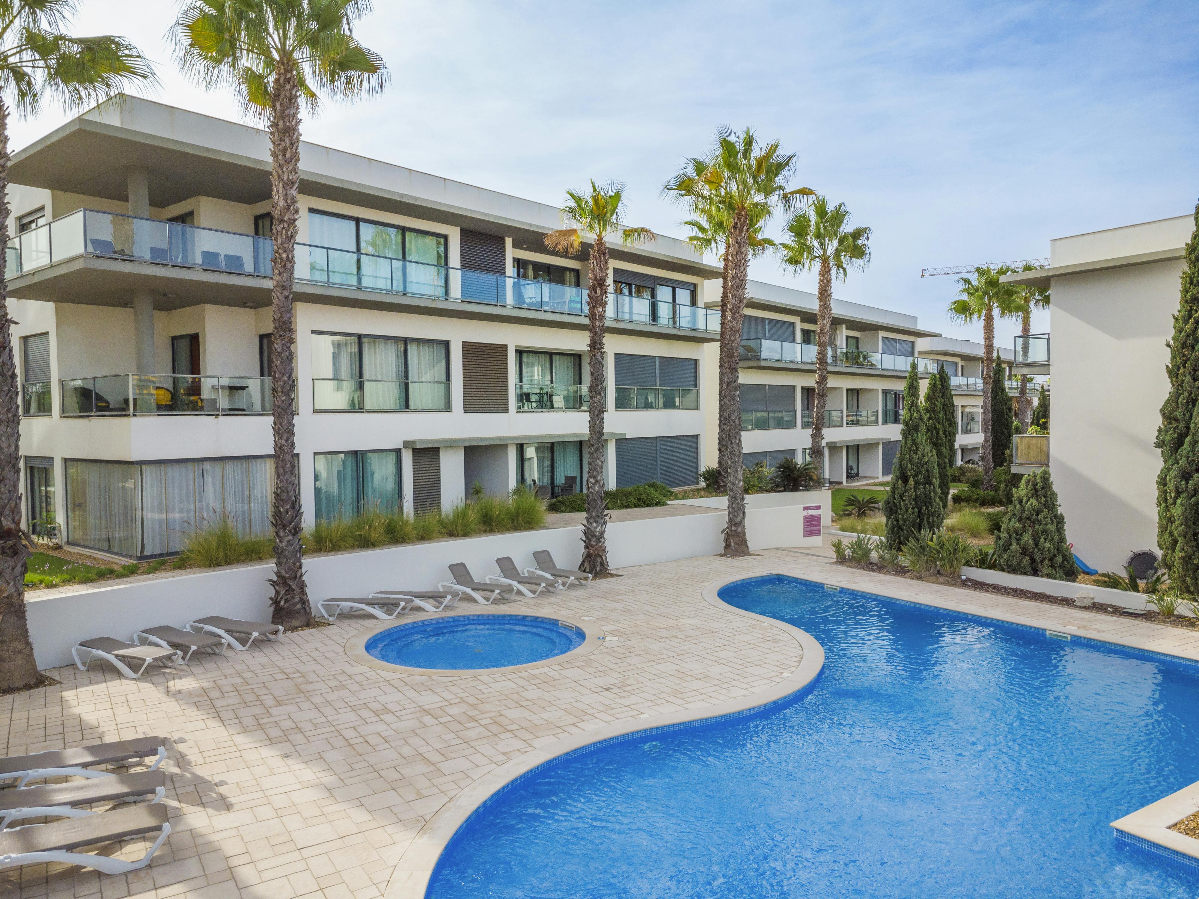 Apartment for rent for €10,000 per month in Quarteira, Rua do Poço Romano