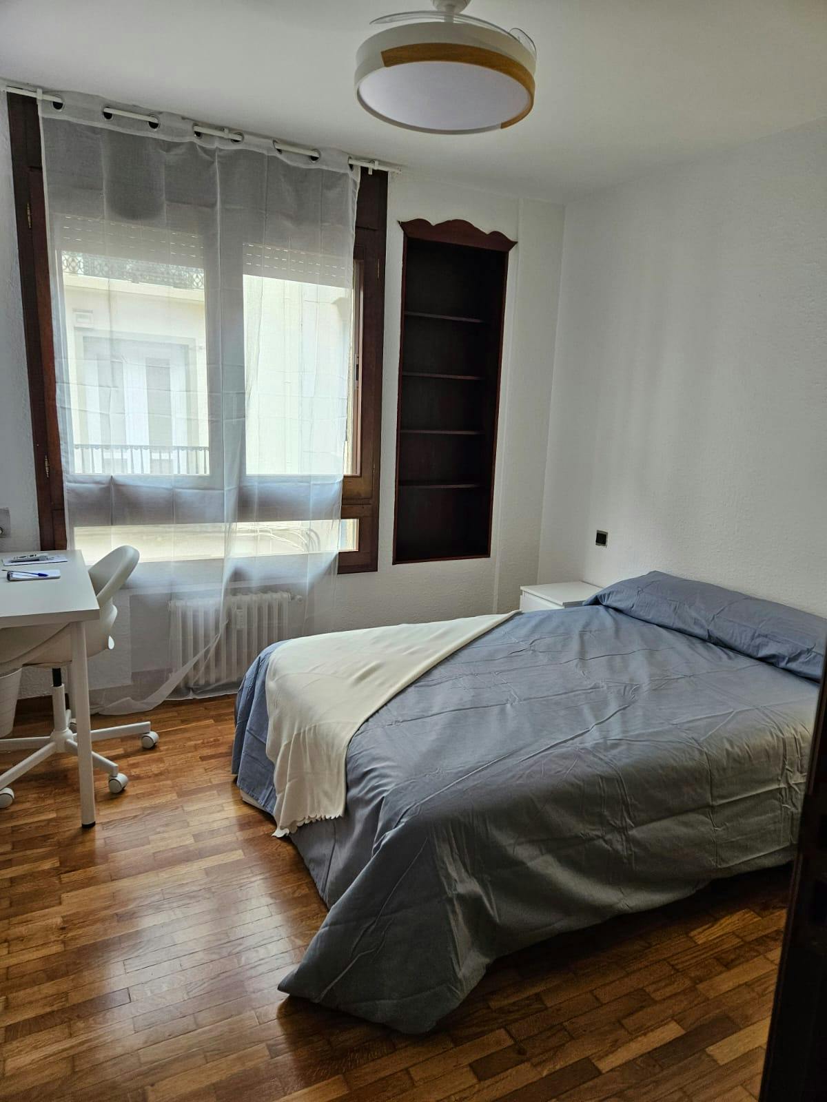 WG-Zimmer zu mieten für 450 € pro Monat in Zaragoza, Plaza de Miguel Salamero