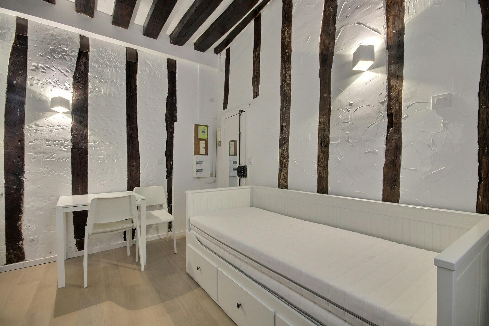 Studio for rent for €1,197 per month in Paris, Rue des Coutures Saint-Gervais