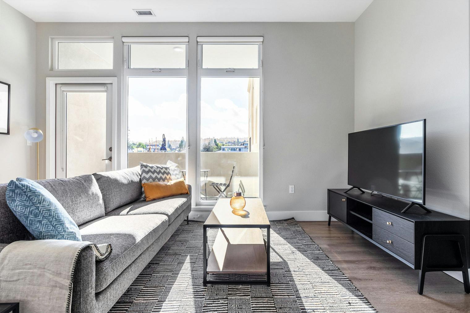 Mieszkanie do wynajęcia za $7,651 miesięcznie w mieście San Carlos, El Camino Real