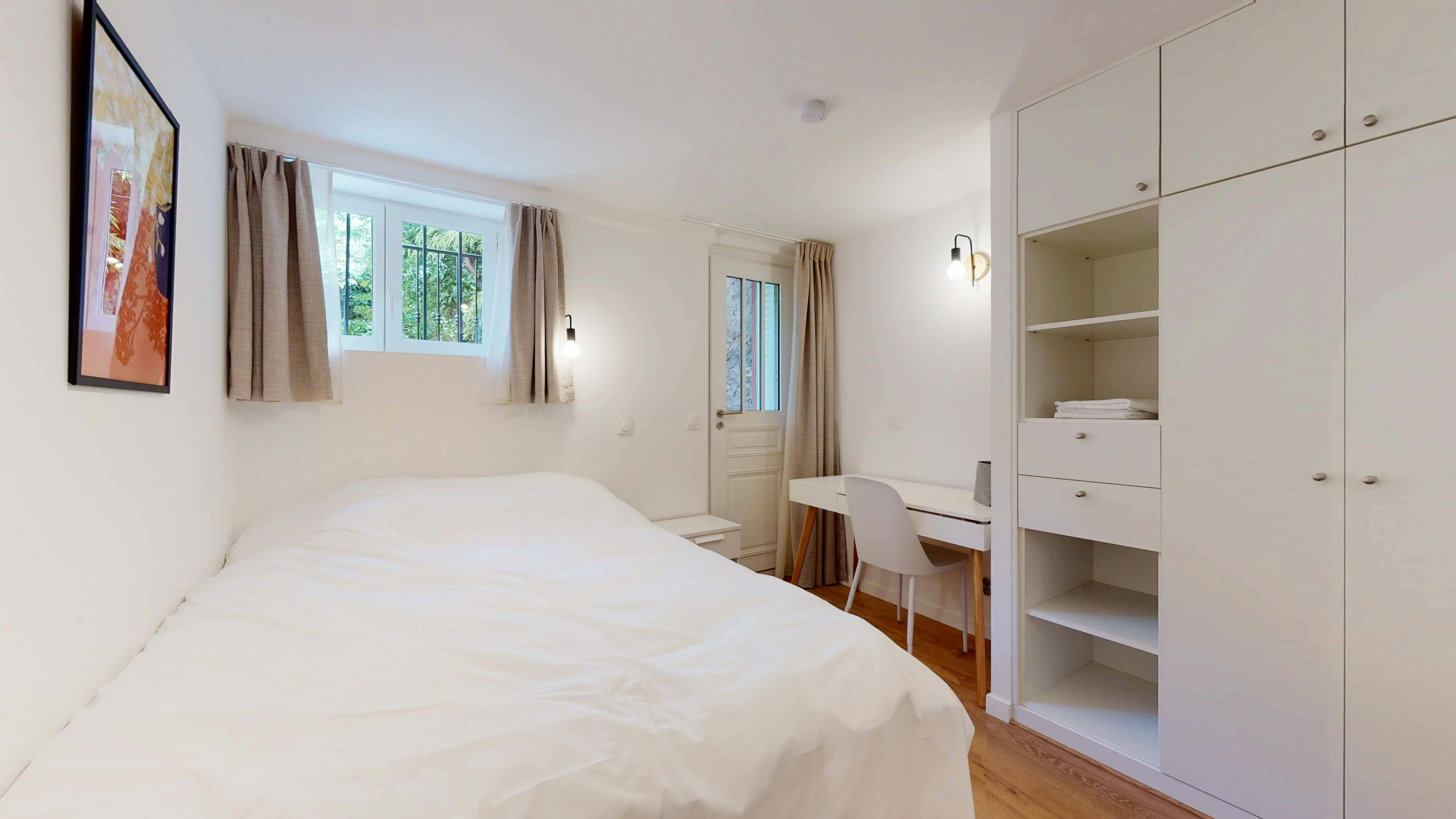 Private room for rent for €1,057 per month in Suresnes, Rue du Clos des Ermites