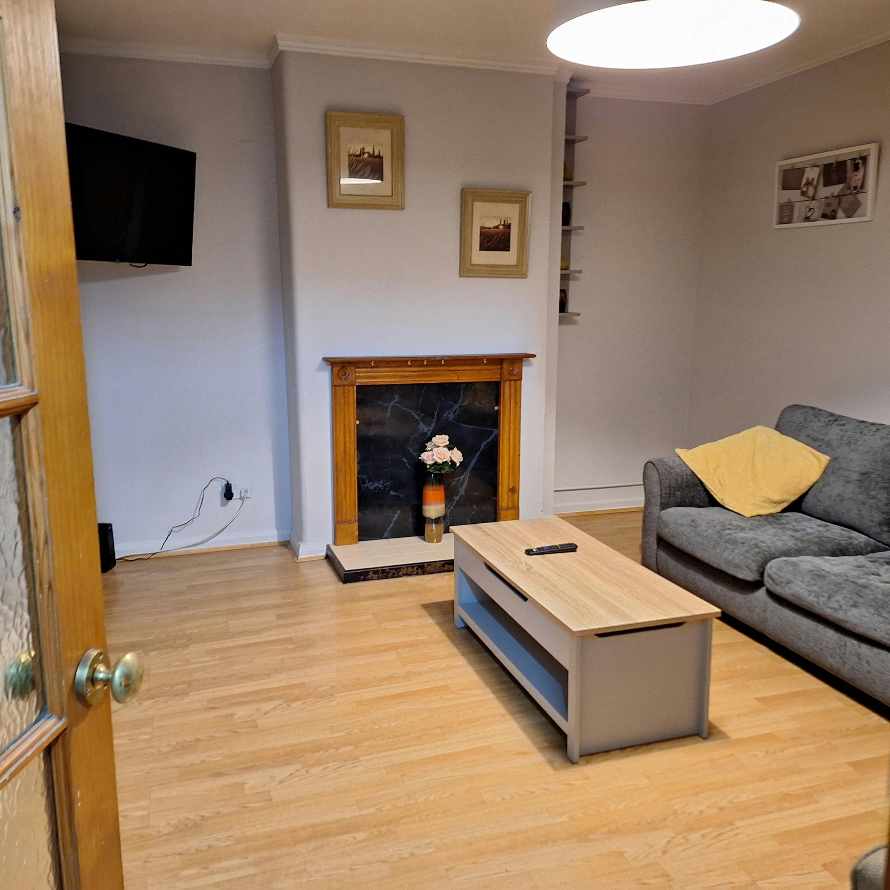 Дом сдается в аренду за 2 800 £ в месяц в Stafford, Crossway