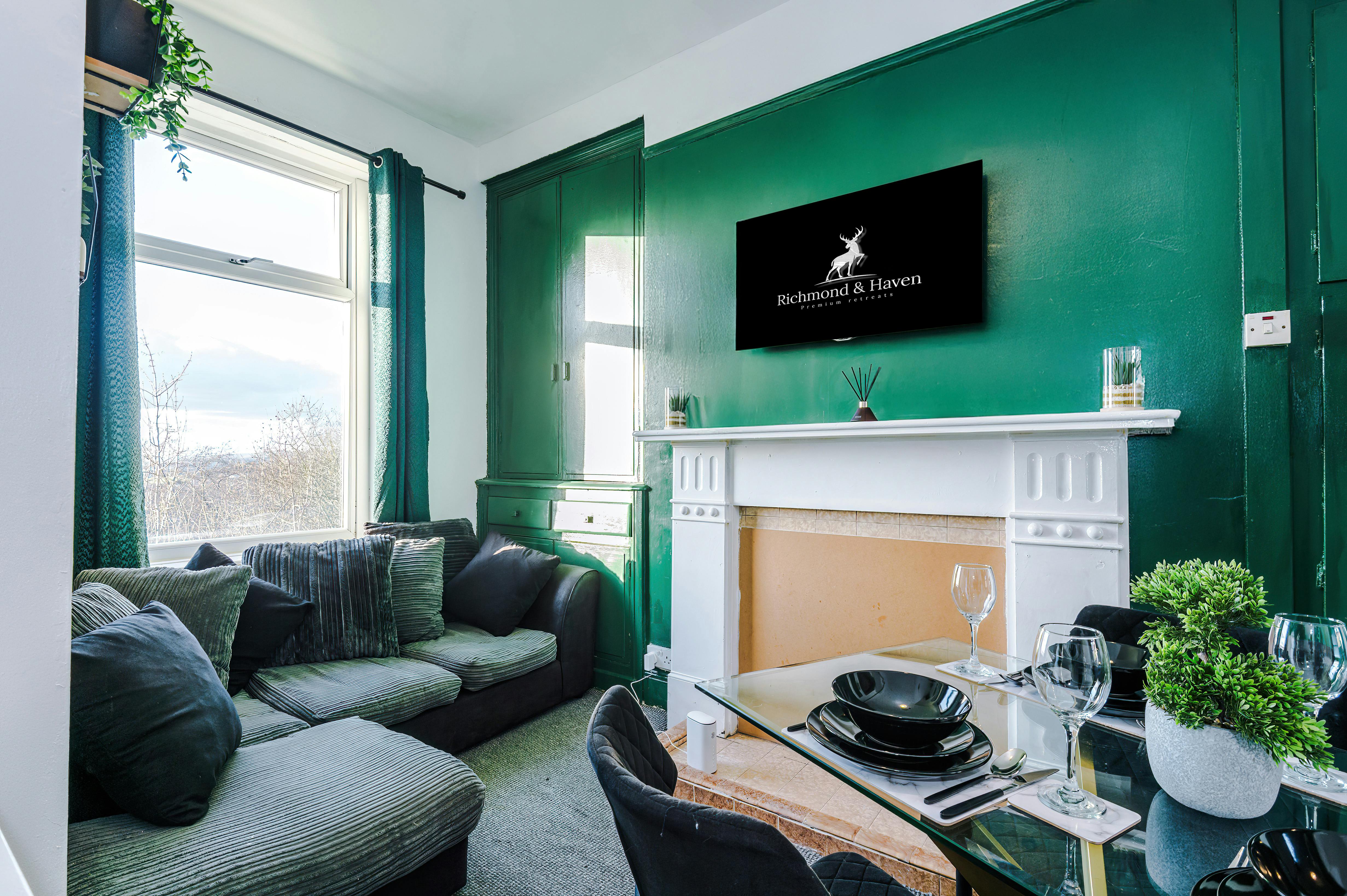 Apartment for rent for £1,485 per month in Bradford, Undercliffe Old Road