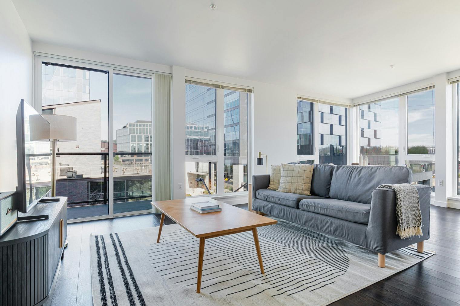 Mieszkanie do wynajęcia za $8,176 miesięcznie w mieście Bellevue, Northeast 12th Lane