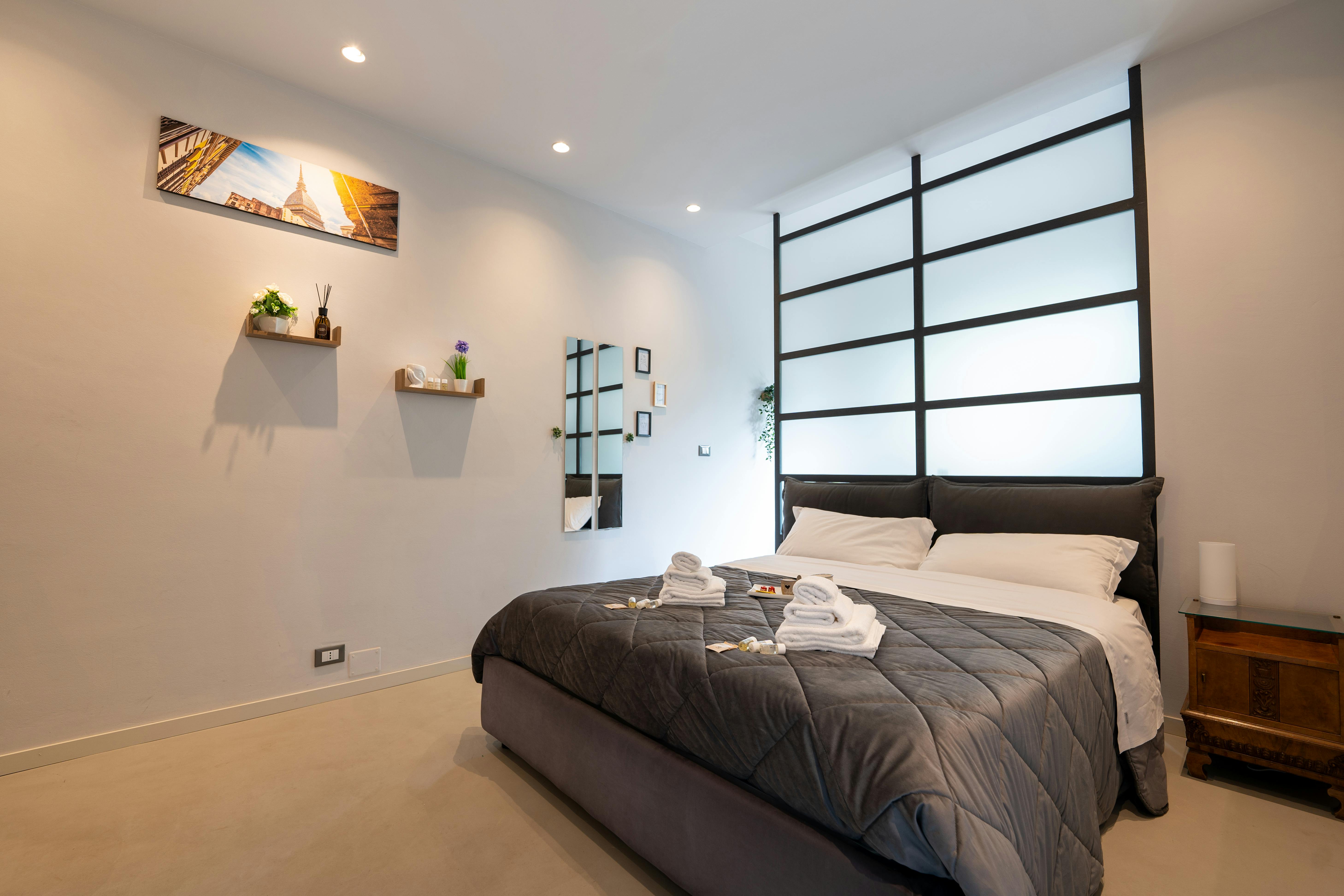 Studio for rent for €2,000 per month in Turin, Via Giovanni Servais