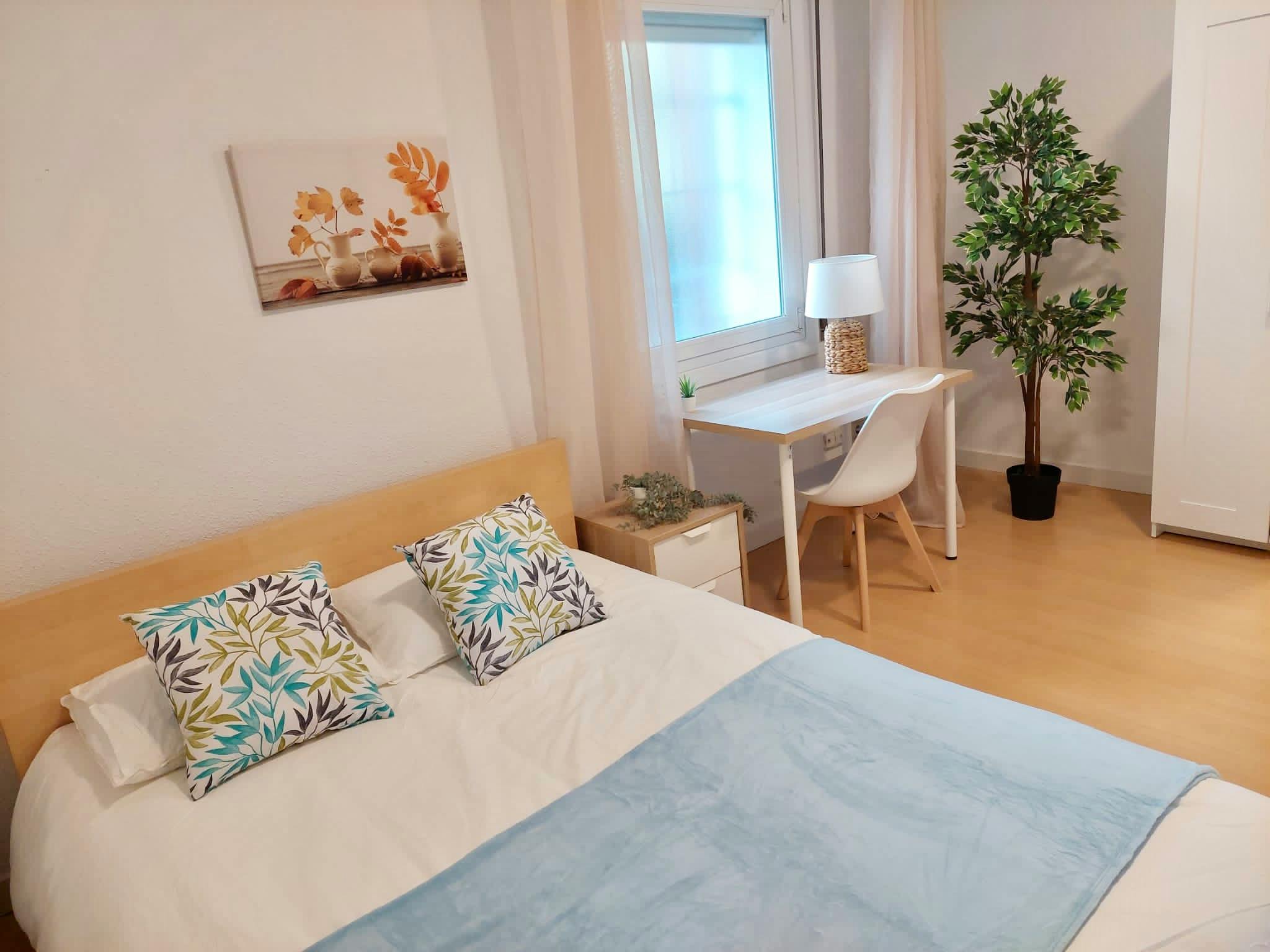 Shared room for rent for €690 per month in Madrid, Avenida de Baviera