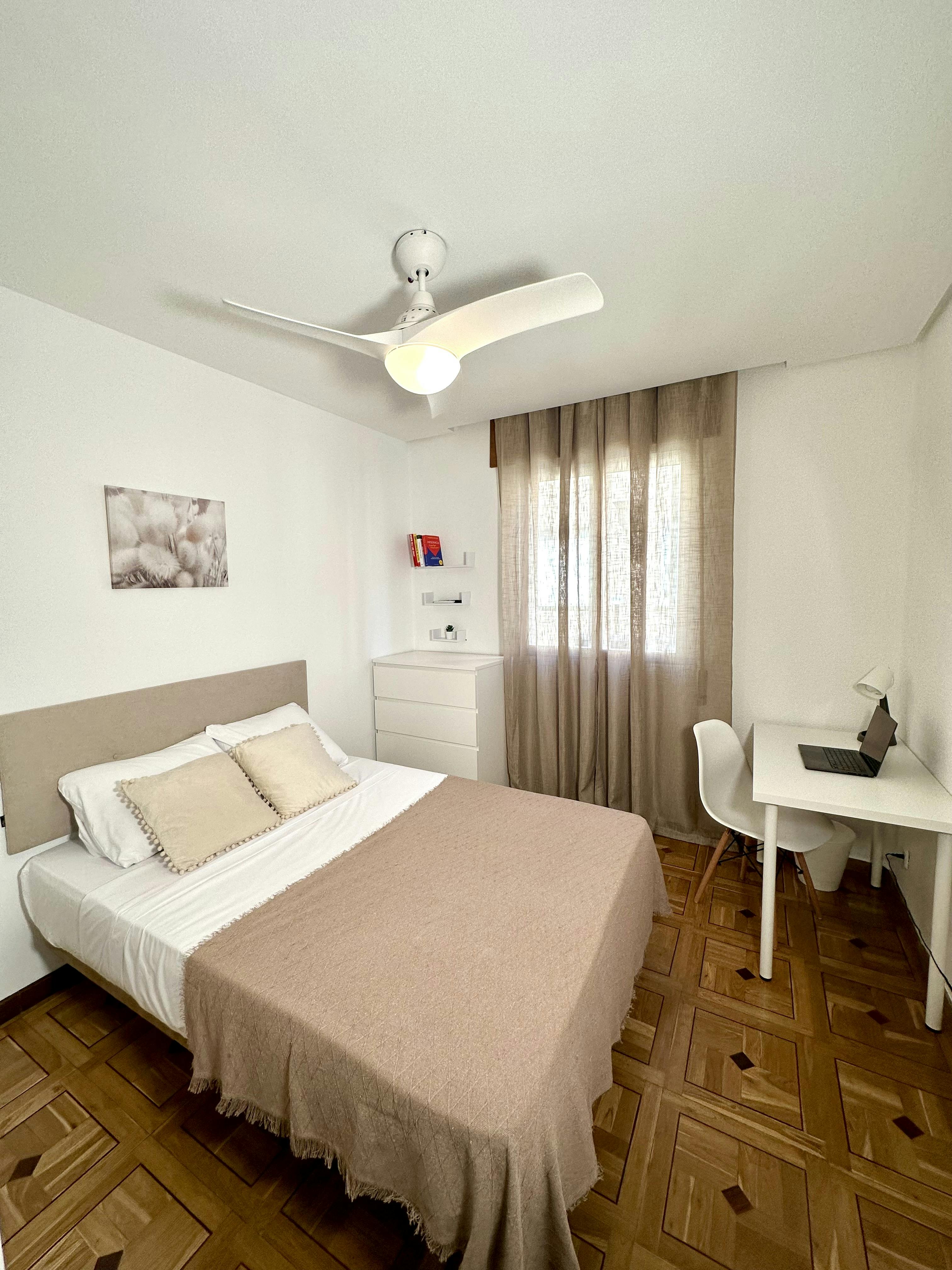 Private room for rent for €715 per month in Madrid, Calle de Béjar