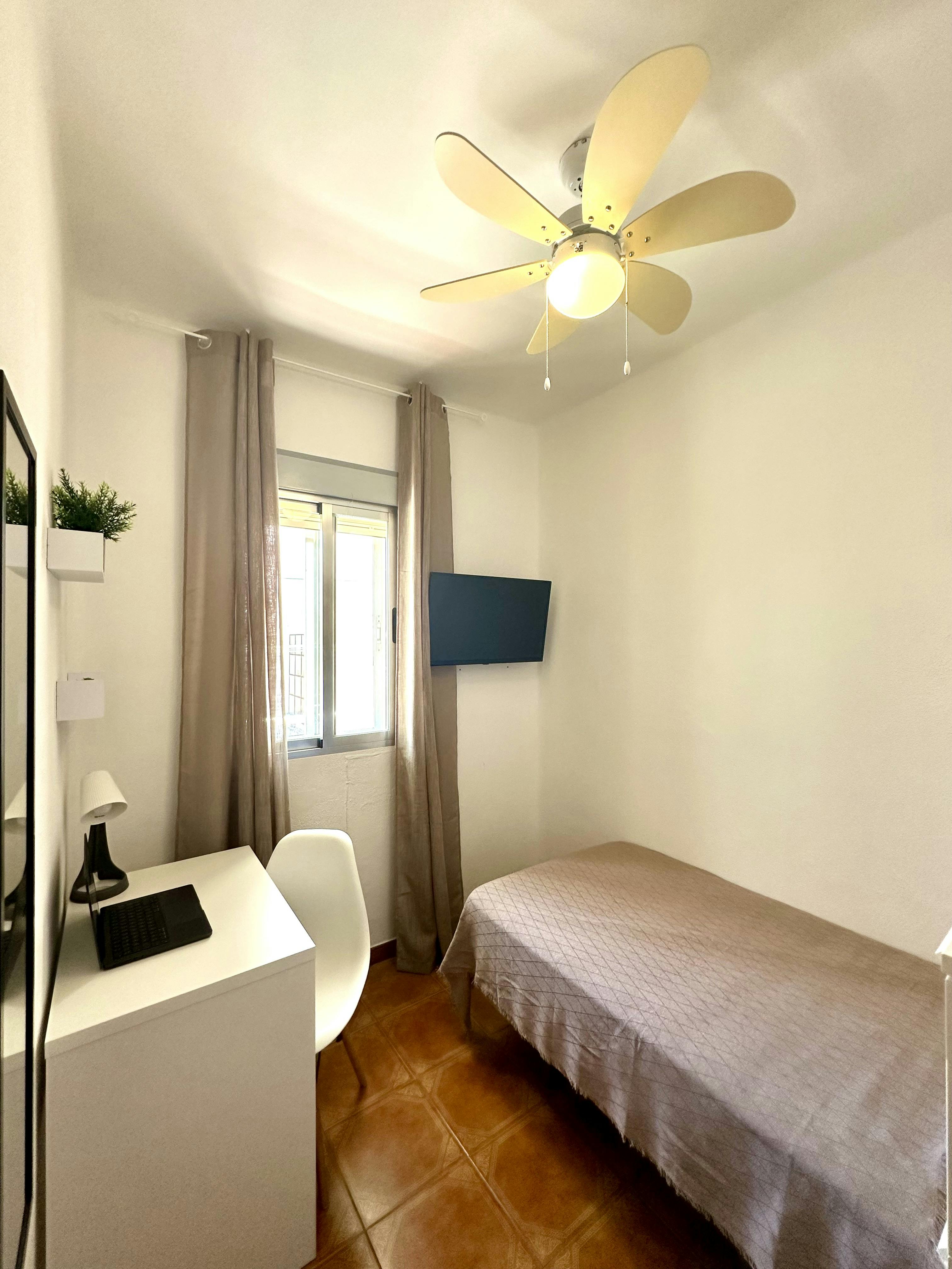 Private room for rent for €475 per month in Madrid, Calle de Béjar