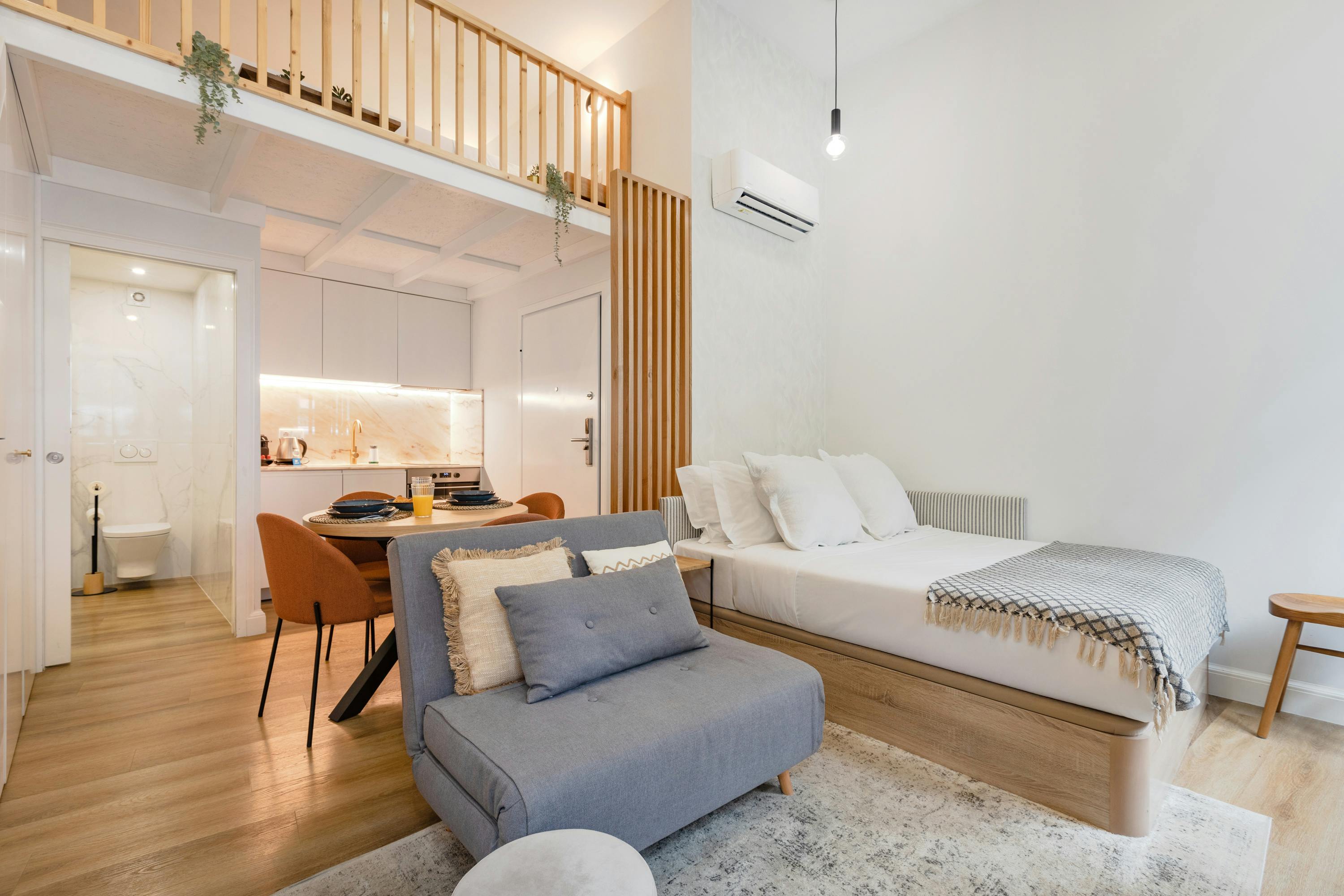 Apartment for rent for €2,810 per month in Porto, Rua do Heroísmo