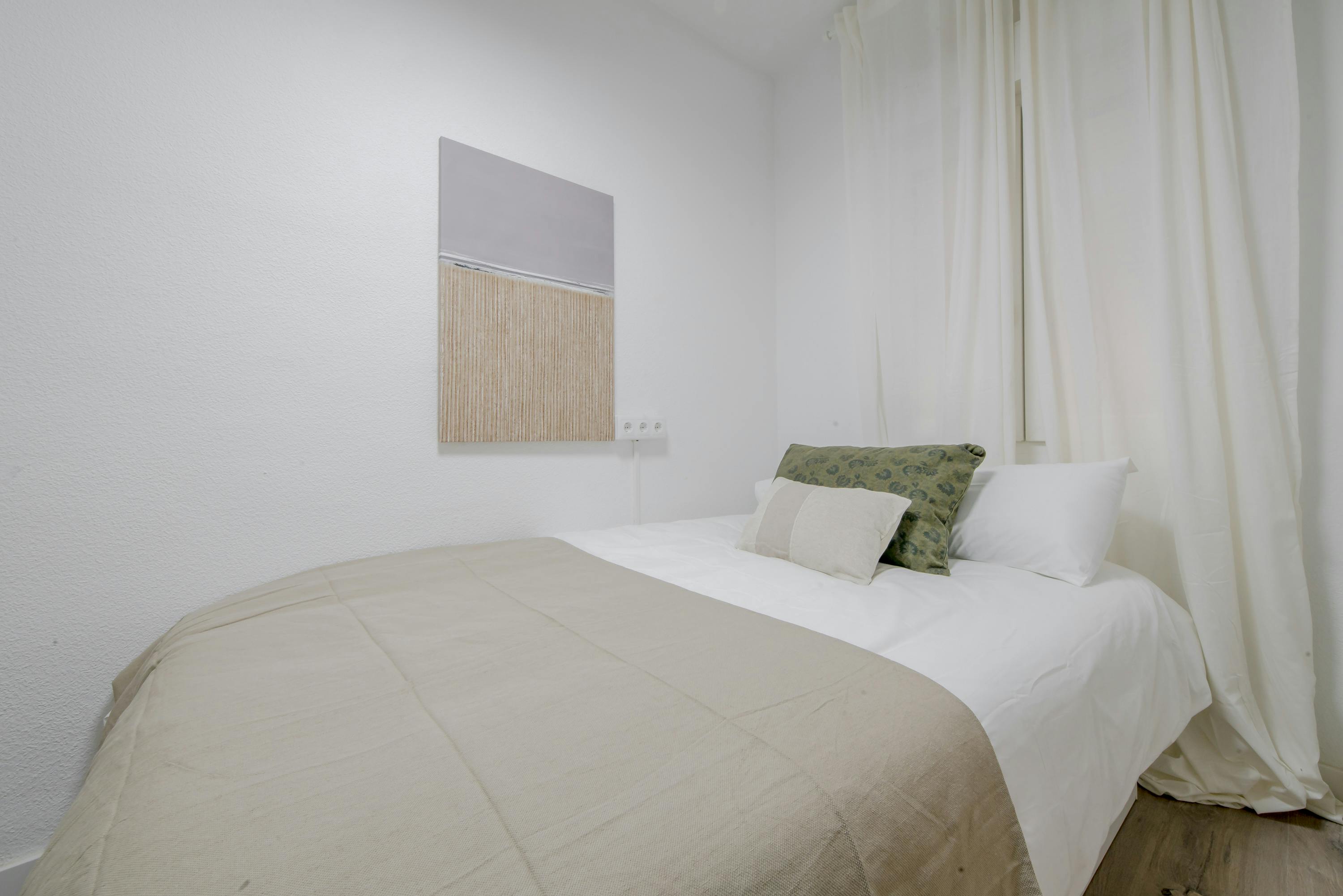 Private room for rent for €770 per month in Madrid, Calle de María de Guzmán