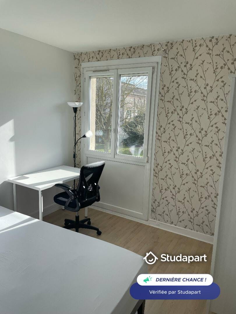 Appartement te huur voor € 520 per maand in Mantes-la-Ville, Rue des Érables