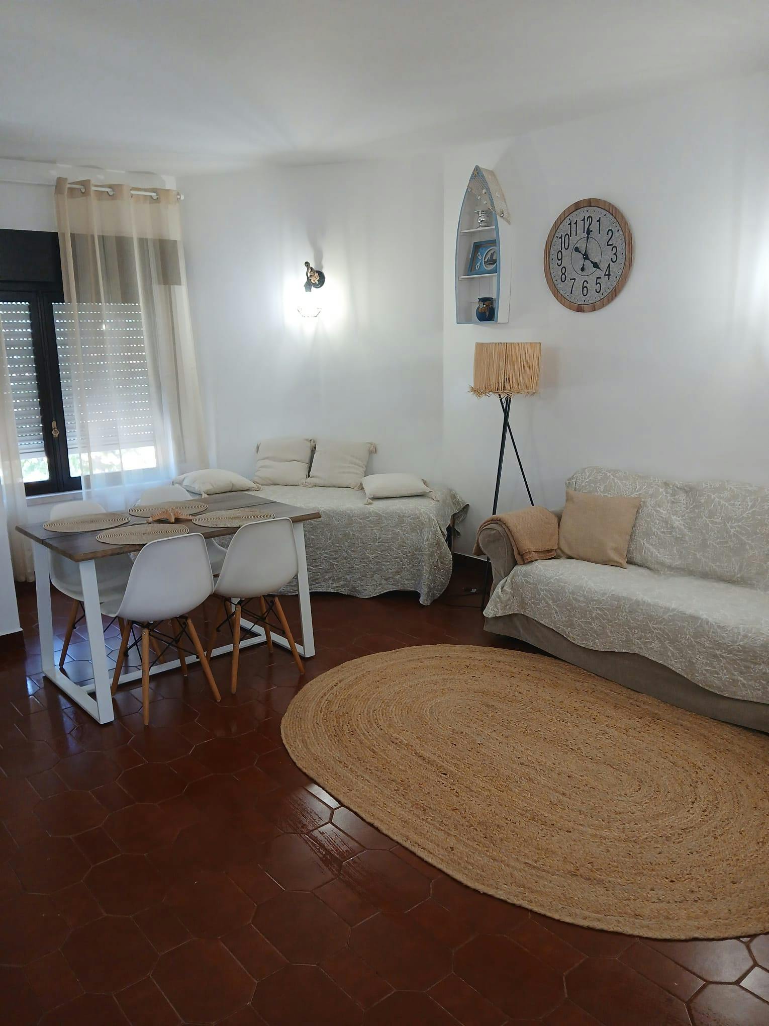 Apartament de închiriat pentru 850 EUR pe lună în Costa da Caparica, Avenida 1 de Maio