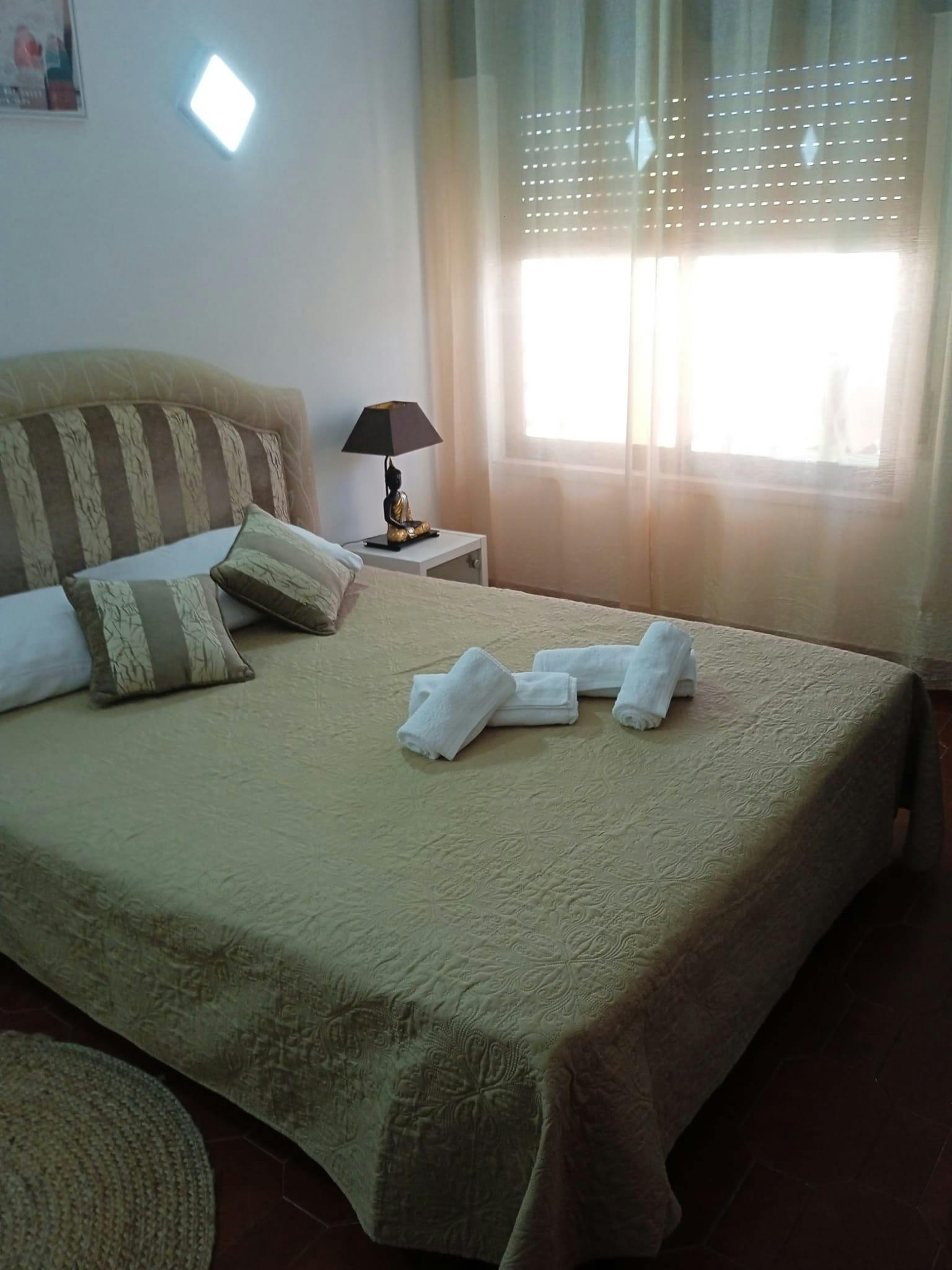 公寓 正在以 €850 的月租出租，其位于 Costa da Caparica, Avenida 1 de Maio