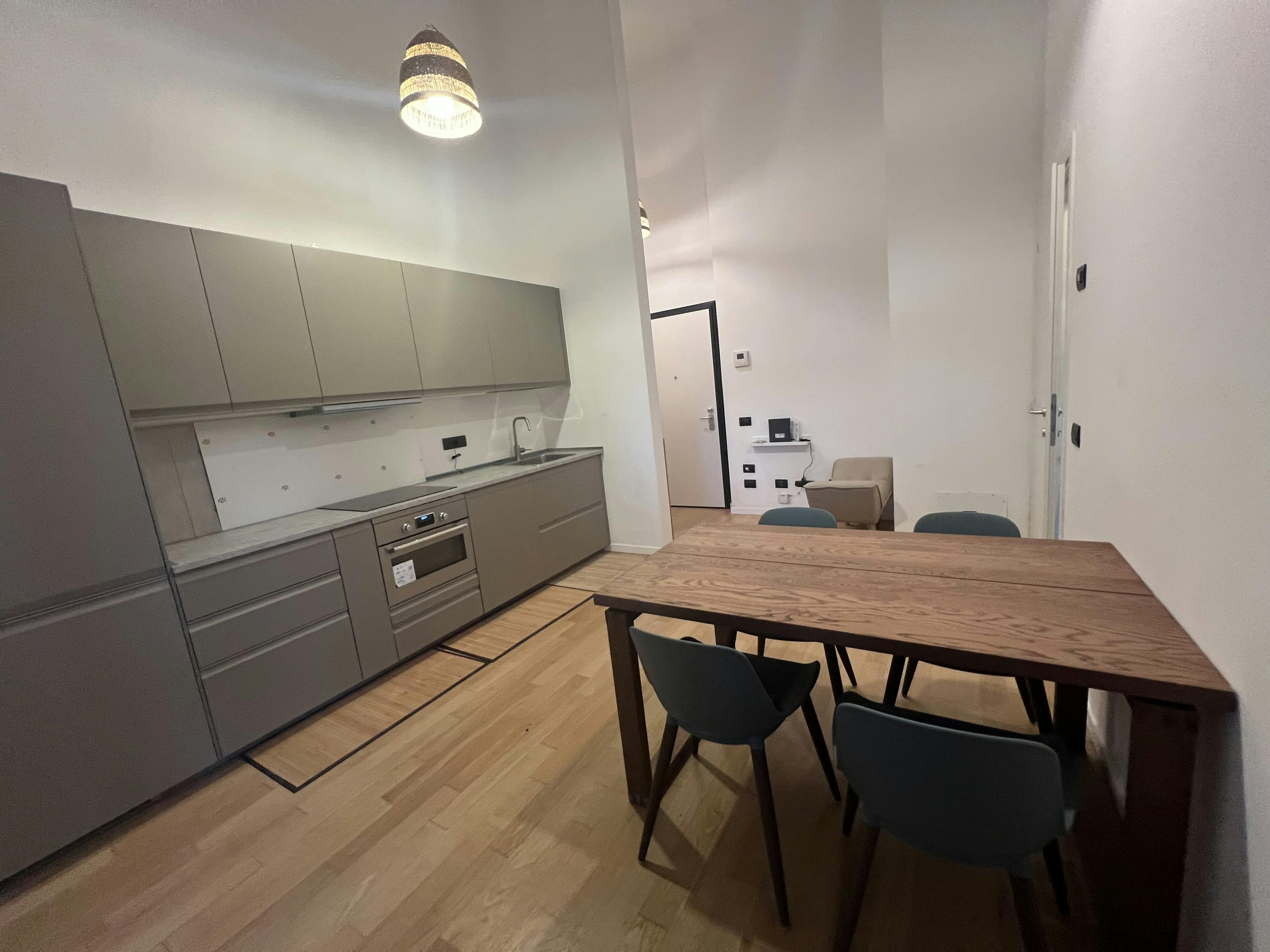 公寓 正在以 €2,000 的月租出租，其位于 Milan, Via Enrico Cosenz