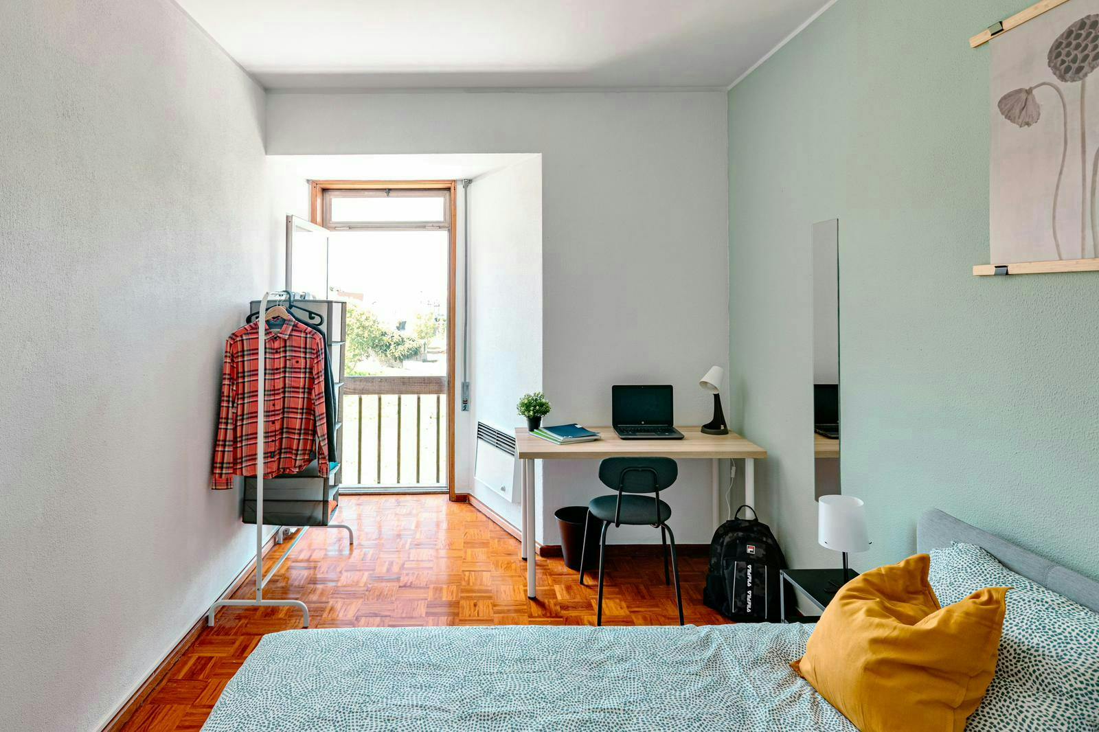 Private room for rent for €590 per month in Porto, Praça de 9 de Abril